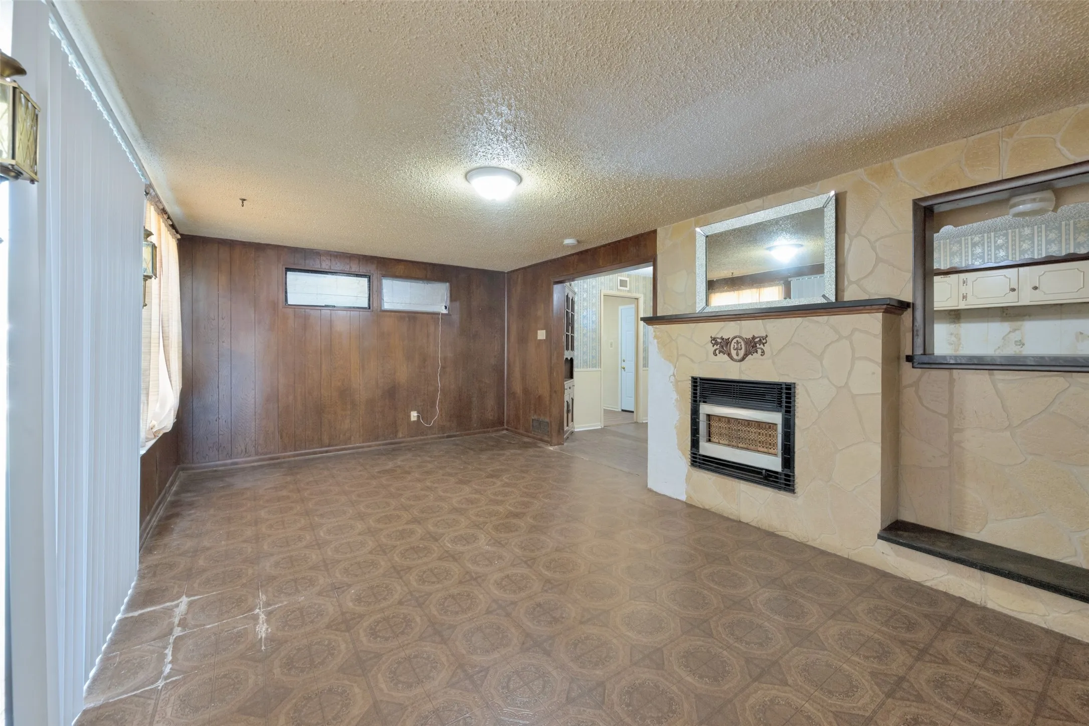 Single Family Residence For Sale in Tarrant County , 825 Glenda Drive, Bedford, Texas 76022, 3 Bedroom, 2 Bathroom, 1 Garage spaces, 1,372 Sqft, built in 1956, mls#21384864, Real Estate Agent in Bedford, Homes For Sale in Tarrant county, Homes For Sale in Bedford, Realtor in Bedford Texas, Real Estate Brokerage Independent Realty Texas, Luminita Cordes Realtor