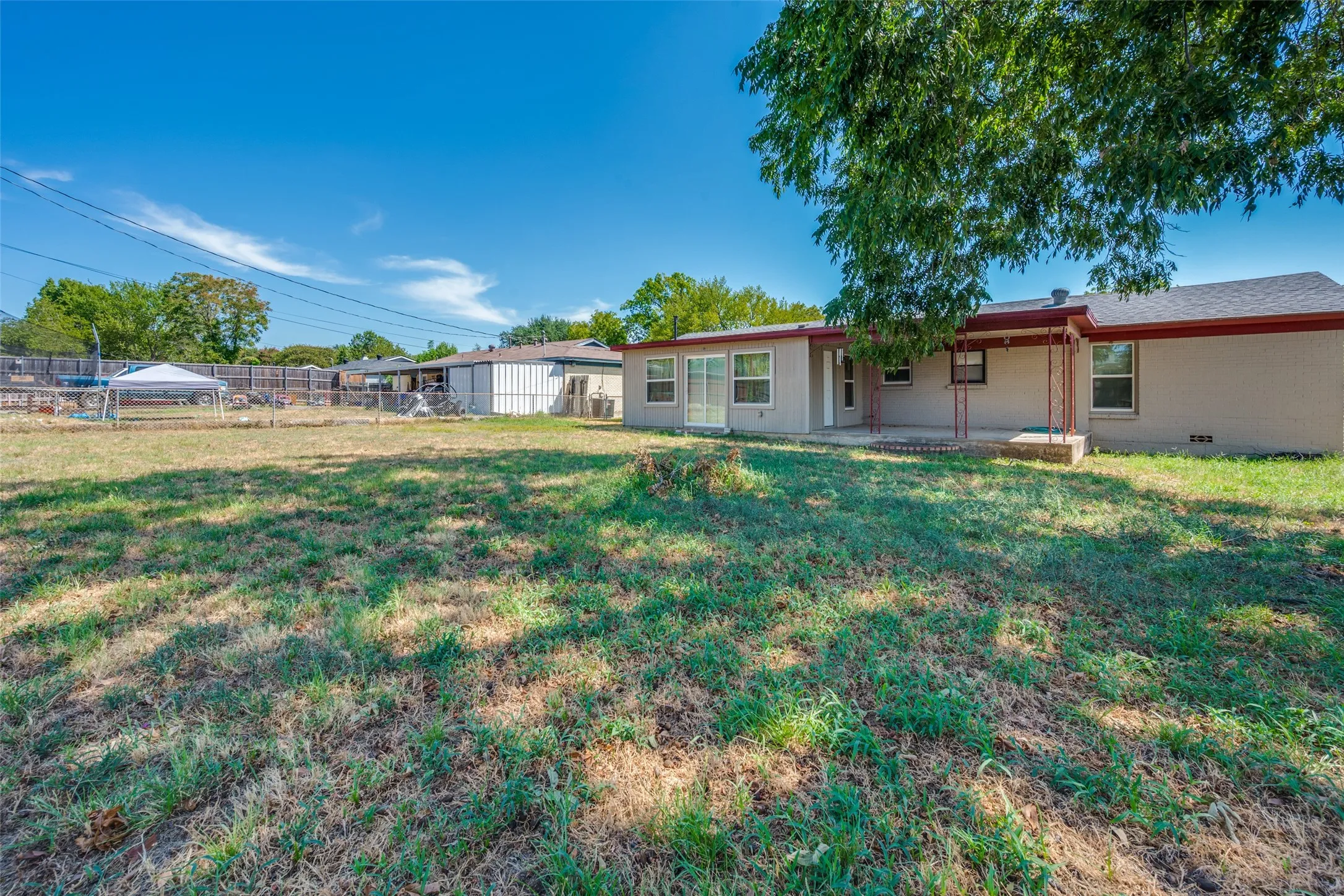 Single Family Residence For Sale in Tarrant County , 825 Glenda Drive, Bedford, Texas 76022, 3 Bedroom, 2 Bathroom, 1 Garage spaces, 1,372 Sqft, built in 1956, mls#21384864, Real Estate Agent in Bedford, Homes For Sale in Tarrant county, Homes For Sale in Bedford, Realtor in Bedford Texas, Real Estate Brokerage Independent Realty Texas, Luminita Cordes Realtor