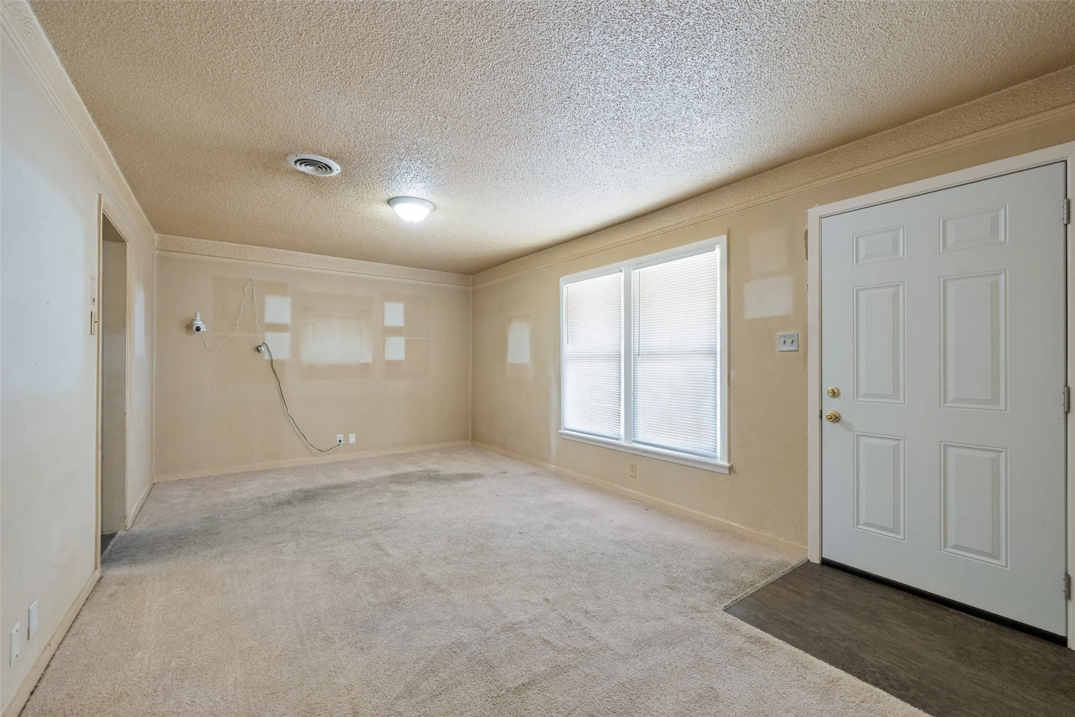 Single Family Residence For Sale in Tarrant County , 825 Glenda Drive, Bedford, Texas 76022, 3 Bedroom, 2 Bathroom, 1 Garage spaces, 1,372 Sqft, built in 1956, mls#21384864, Real Estate Agent in Bedford, Homes For Sale in Tarrant county, Homes For Sale in Bedford, Realtor in Bedford Texas, Real Estate Brokerage Independent Realty Texas, Luminita Cordes Realtor