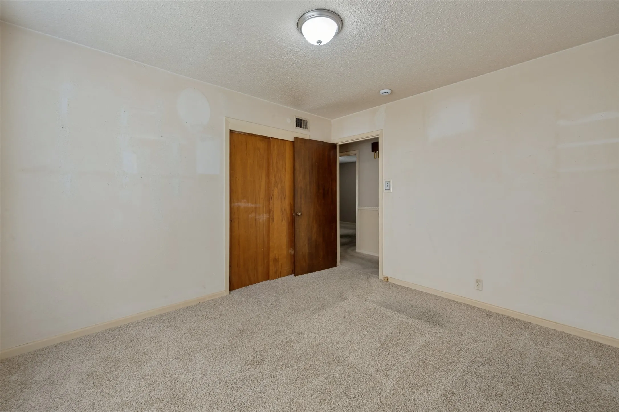 Single Family Residence For Sale in Tarrant County , 825 Glenda Drive, Bedford, Texas 76022, 3 Bedroom, 2 Bathroom, 1 Garage spaces, 1,372 Sqft, built in 1956, mls#21384864, Real Estate Agent in Bedford, Homes For Sale in Tarrant county, Homes For Sale in Bedford, Realtor in Bedford Texas, Real Estate Brokerage Independent Realty Texas, Luminita Cordes Realtor