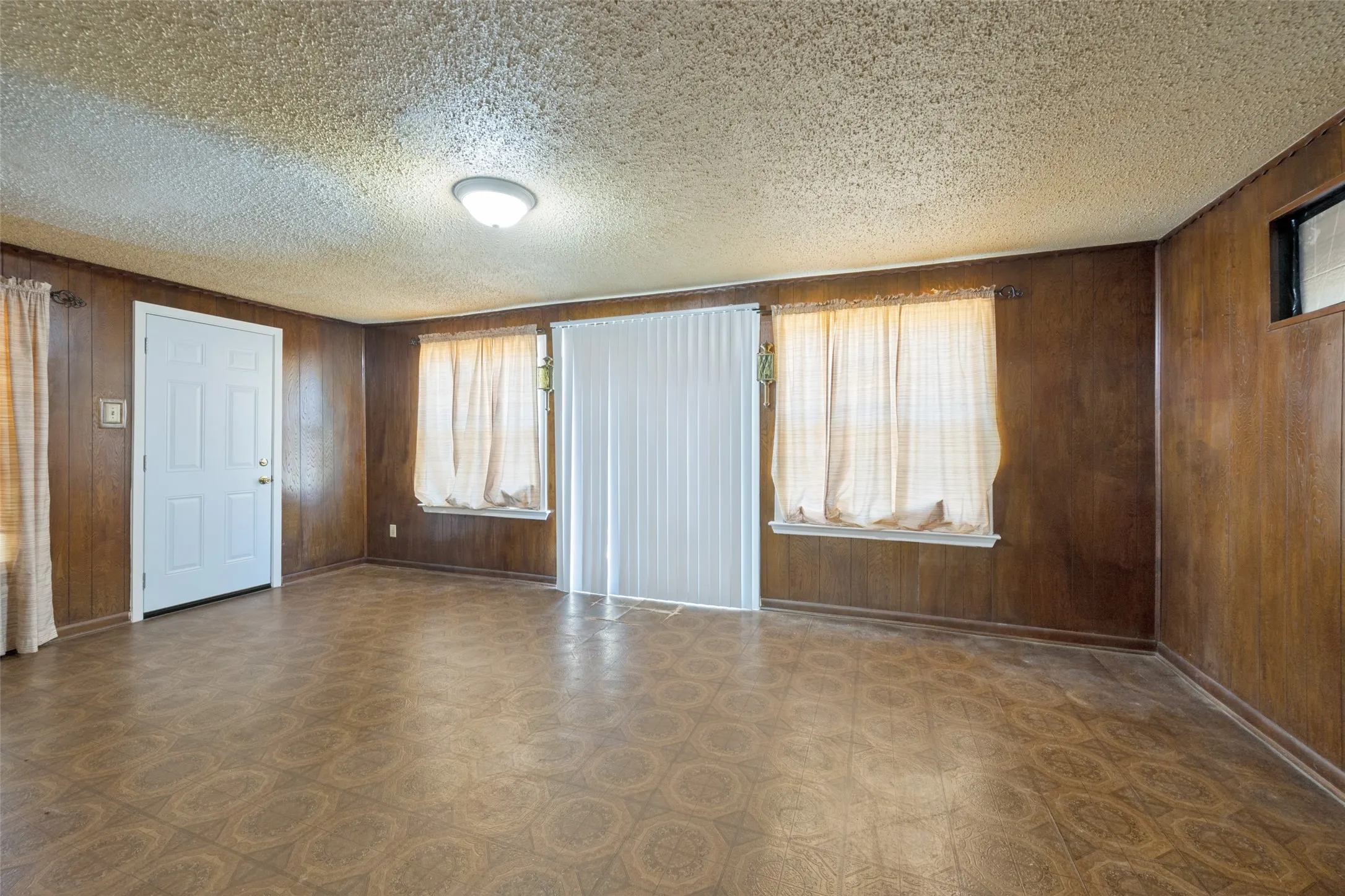 Single Family Residence For Sale in Tarrant County , 825 Glenda Drive, Bedford, Texas 76022, 3 Bedroom, 2 Bathroom, 1 Garage spaces, 1,372 Sqft, built in 1956, mls#21384864, Real Estate Agent in Bedford, Homes For Sale in Tarrant county, Homes For Sale in Bedford, Realtor in Bedford Texas, Real Estate Brokerage Independent Realty Texas, Luminita Cordes Realtor