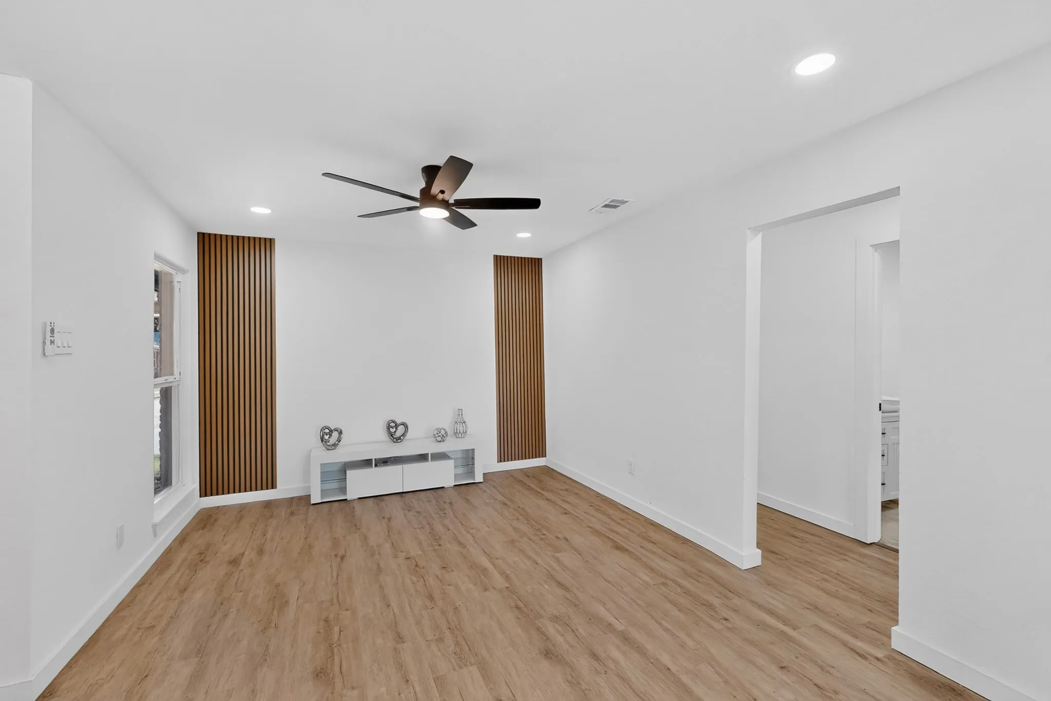 Single Family Residence For Sale in Dallas County , 3241 Santiago Drive, Mesquite, Texas 75150, 4 Bedroom, 2 Bathroom, Garage spaces, 1,693 Sqft, built in 1960, mls#21384893, Real Estate Agent in Mesquite, Homes For Sale in Dallas county, Homes For Sale in Mesquite, Realtor in Mesquite Texas, Real Estate Brokerage Independent Realty Texas, Luminita Cordes Realtor