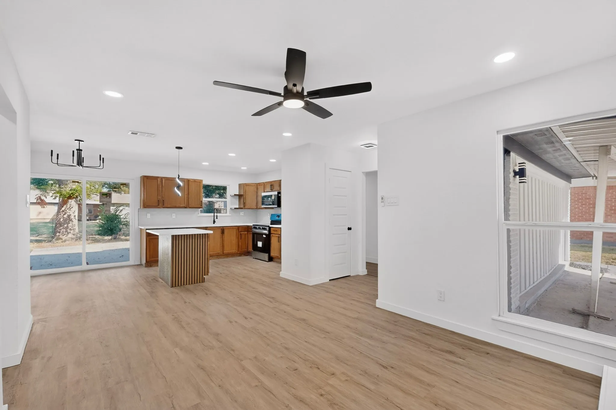 Single Family Residence For Sale in Dallas County , 3241 Santiago Drive, Mesquite, Texas 75150, 4 Bedroom, 2 Bathroom, Garage spaces, 1,693 Sqft, built in 1960, mls#21384893, Real Estate Agent in Mesquite, Homes For Sale in Dallas county, Homes For Sale in Mesquite, Realtor in Mesquite Texas, Real Estate Brokerage Independent Realty Texas, Luminita Cordes Realtor