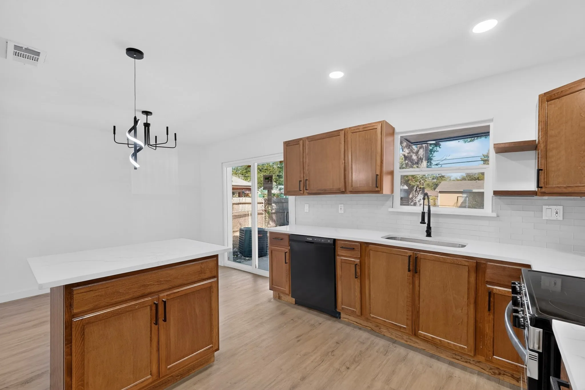 Single Family Residence For Sale in Dallas County , 3241 Santiago Drive, Mesquite, Texas 75150, 4 Bedroom, 2 Bathroom, Garage spaces, 1,693 Sqft, built in 1960, mls#21384893, Real Estate Agent in Mesquite, Homes For Sale in Dallas county, Homes For Sale in Mesquite, Realtor in Mesquite Texas, Real Estate Brokerage Independent Realty Texas, Luminita Cordes Realtor
