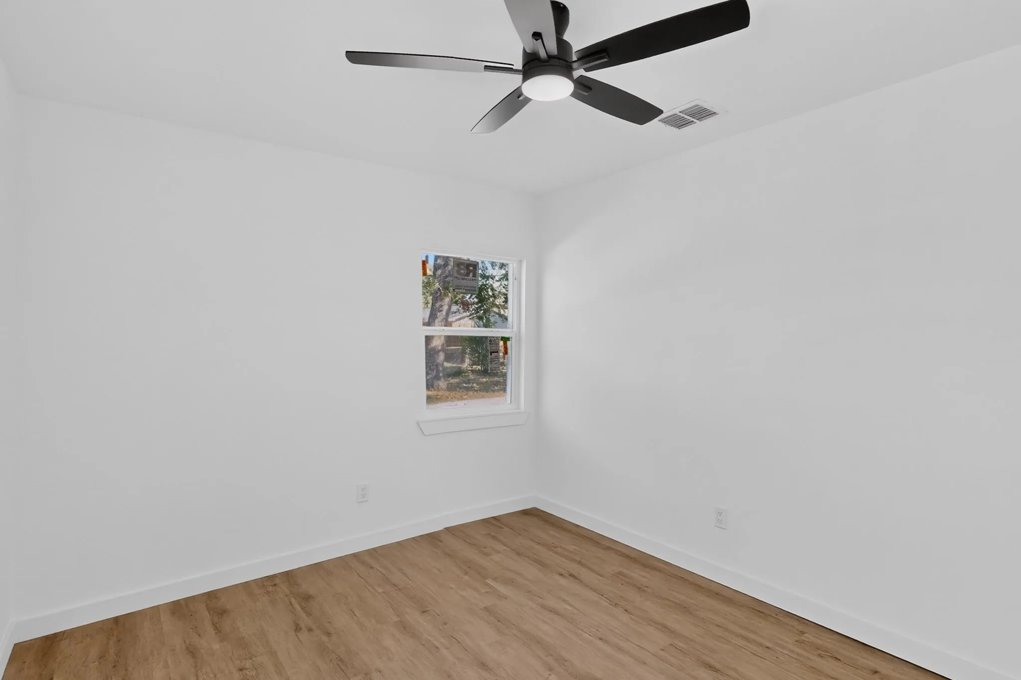 Single Family Residence For Sale in Dallas County , 3241 Santiago Drive, Mesquite, Texas 75150, 4 Bedroom, 2 Bathroom, Garage spaces, 1,693 Sqft, built in 1960, mls#21384893, Real Estate Agent in Mesquite, Homes For Sale in Dallas county, Homes For Sale in Mesquite, Realtor in Mesquite Texas, Real Estate Brokerage Independent Realty Texas, Luminita Cordes Realtor