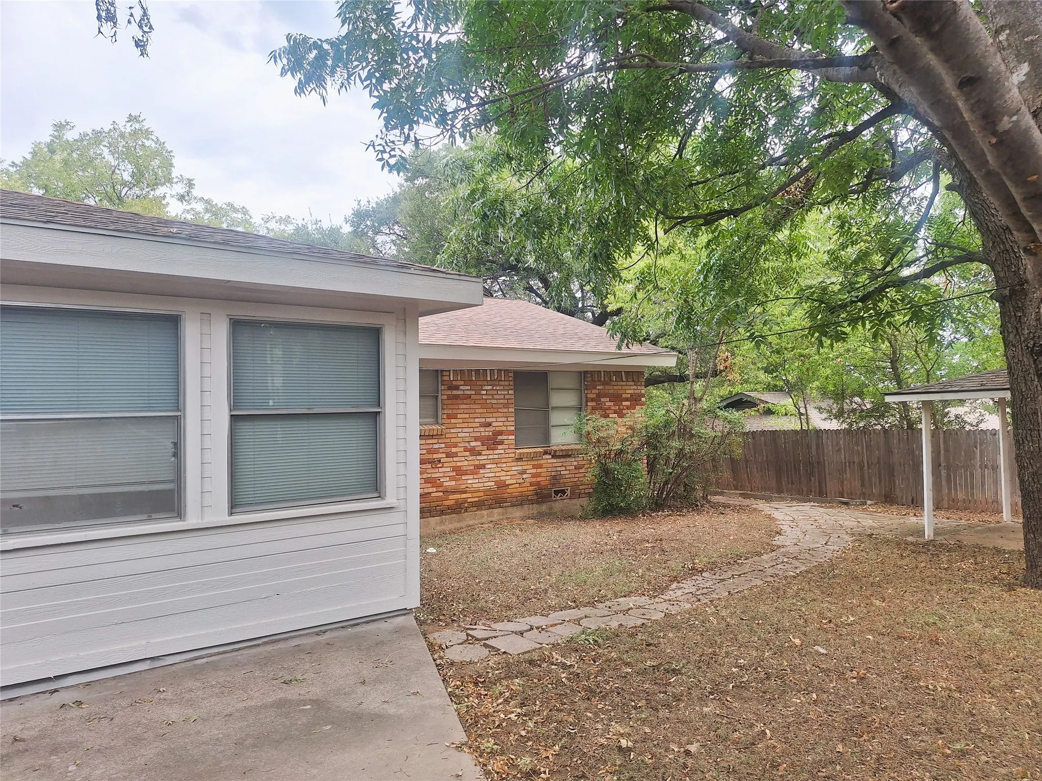 Single Family Residence For Rent in Tarrant County , 7204 Karen Drive, North Richland Hills, Texas 76180, 3 Bedroom, 2 Bathroom, 2 Garage spaces, 1,486 Sqft, built in 1958, mls#21384630, Real Estate Agent in North Richland Hills, Homes For Rent in Tarrant county, Homes For Rent in North Richland Hills, Realtor in North Richland Hills Texas, Real Estate Brokerage Independent Realty Texas, Luminita Cordes Realtor