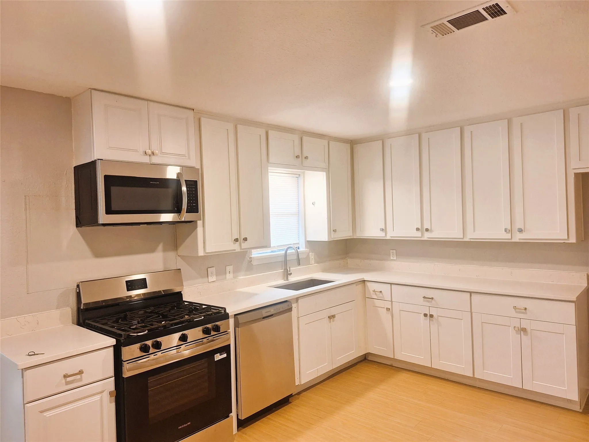 Single Family Residence For Rent in Tarrant County , 7204 Karen Drive, North Richland Hills, Texas 76180, 3 Bedroom, 2 Bathroom, 2 Garage spaces, 1,486 Sqft, built in 1958, mls#21384630, Real Estate Agent in North Richland Hills, Homes For Rent in Tarrant county, Homes For Rent in North Richland Hills, Realtor in North Richland Hills Texas, Real Estate Brokerage Independent Realty Texas, Luminita Cordes Realtor
