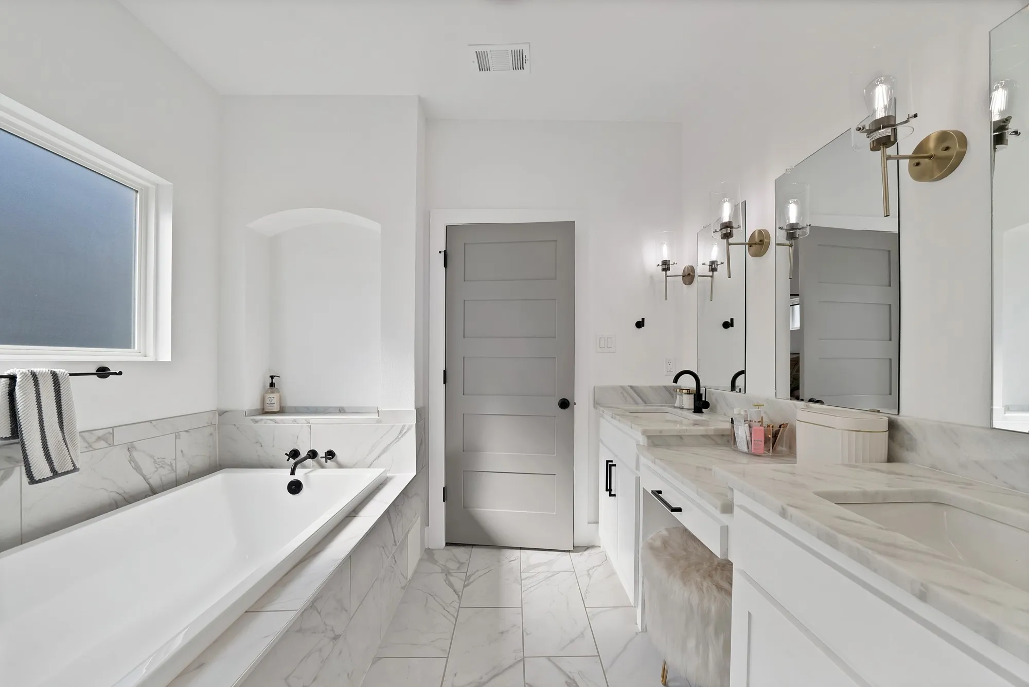 Single Family Residence For Sale in Tarrant County , 9037 Quarry Hill Court, Fort Worth, Texas 76179, 3 Bedroom, 3 Bathroom, 2 Garage spaces, 2,516 Sqft, built in 2020, mls#21384666, Real Estate Agent in Fort Worth, Homes For Sale in Tarrant county, Homes For Sale in Fort Worth, Realtor in Fort Worth Texas, Real Estate Brokerage Independent Realty Texas, Luminita Cordes Realtor