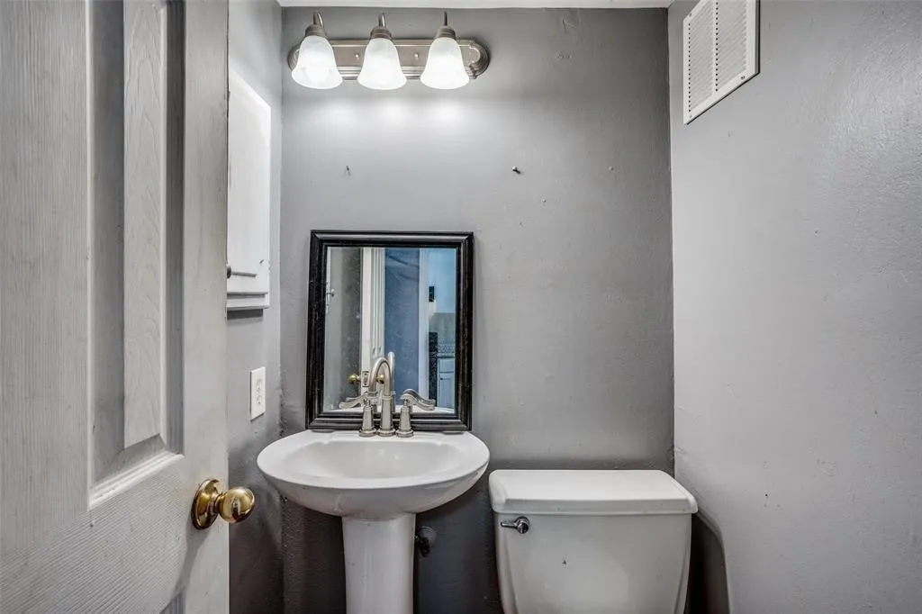 Condominium For Rent in Dallas County , 982 S Weatherred Drive B, Richardson, Texas 75080, 2 Bedroom, 2 Bathroom, Garage spaces, 864 Sqft, built in 1964, mls#21384900, Real Estate Agent in Richardson, Homes For Rent in Dallas county, Homes For Rent in Richardson, Realtor in Richardson Texas, Real Estate Brokerage Independent Realty Texas, Luminita Cordes Realtor