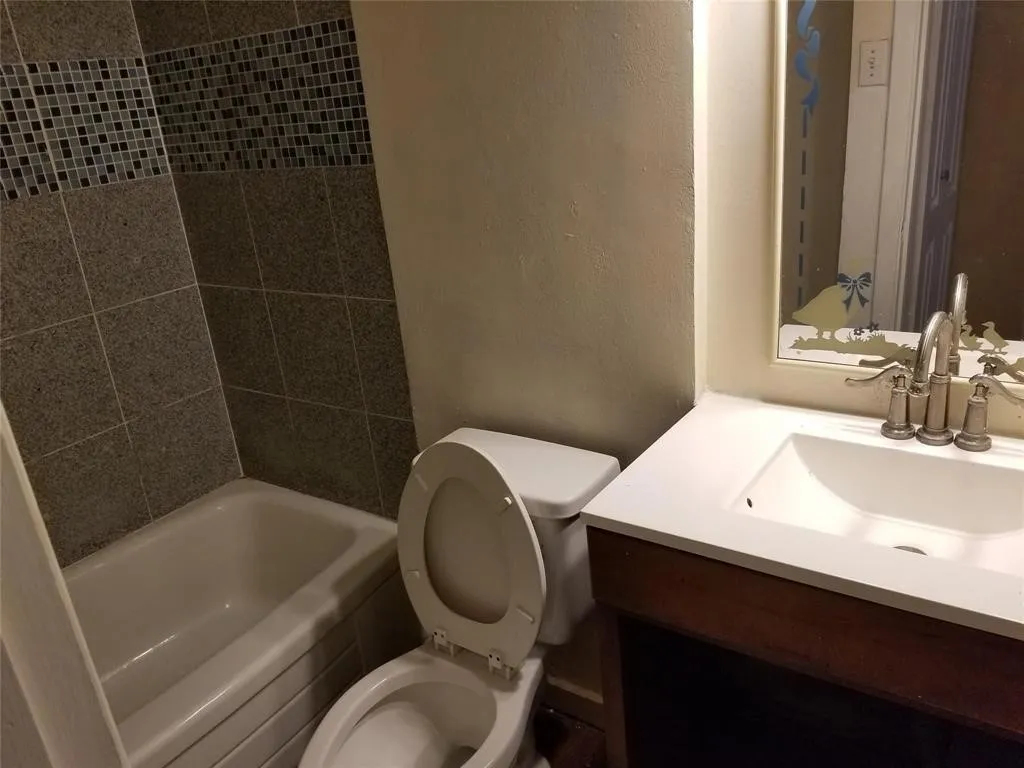 Condominium For Rent in Dallas County , 982 S Weatherred Drive B, Richardson, Texas 75080, 2 Bedroom, 2 Bathroom, Garage spaces, 864 Sqft, built in 1964, mls#21384900, Real Estate Agent in Richardson, Homes For Rent in Dallas county, Homes For Rent in Richardson, Realtor in Richardson Texas, Real Estate Brokerage Independent Realty Texas, Luminita Cordes Realtor