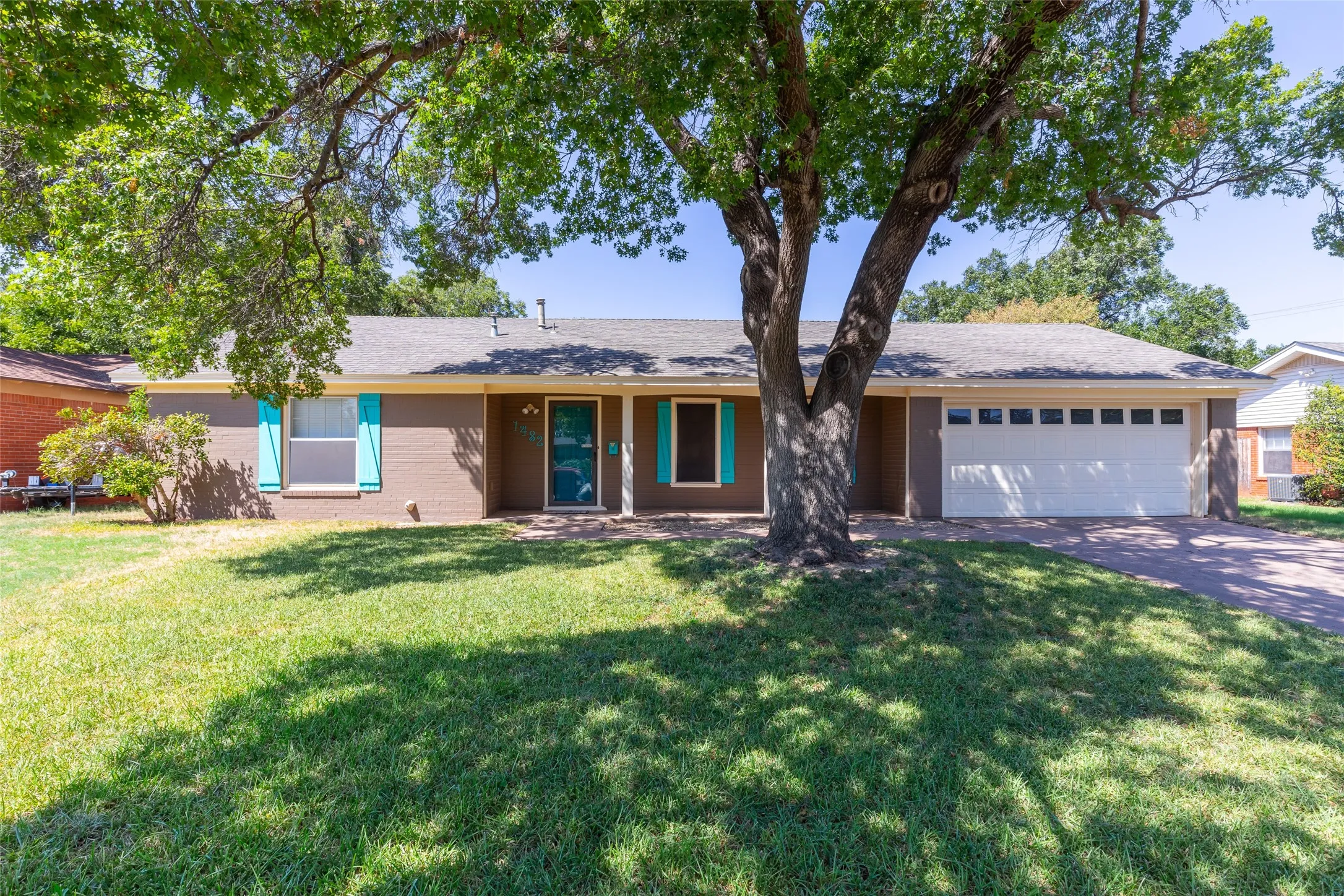 Single Family Residence For Sale in Taylor County , 1482 Minter Lane, Abilene, Texas 79603, 3 Bedroom, 2 Bathroom, 2 Garage spaces, 1,570 Sqft, built in 1957, mls#21384462, Real Estate Agent in Abilene, Homes For Sale in Taylor county, Homes For Sale in Abilene, Realtor in Abilene Texas, Real Estate Brokerage Independent Realty Texas, Luminita Cordes Realtor