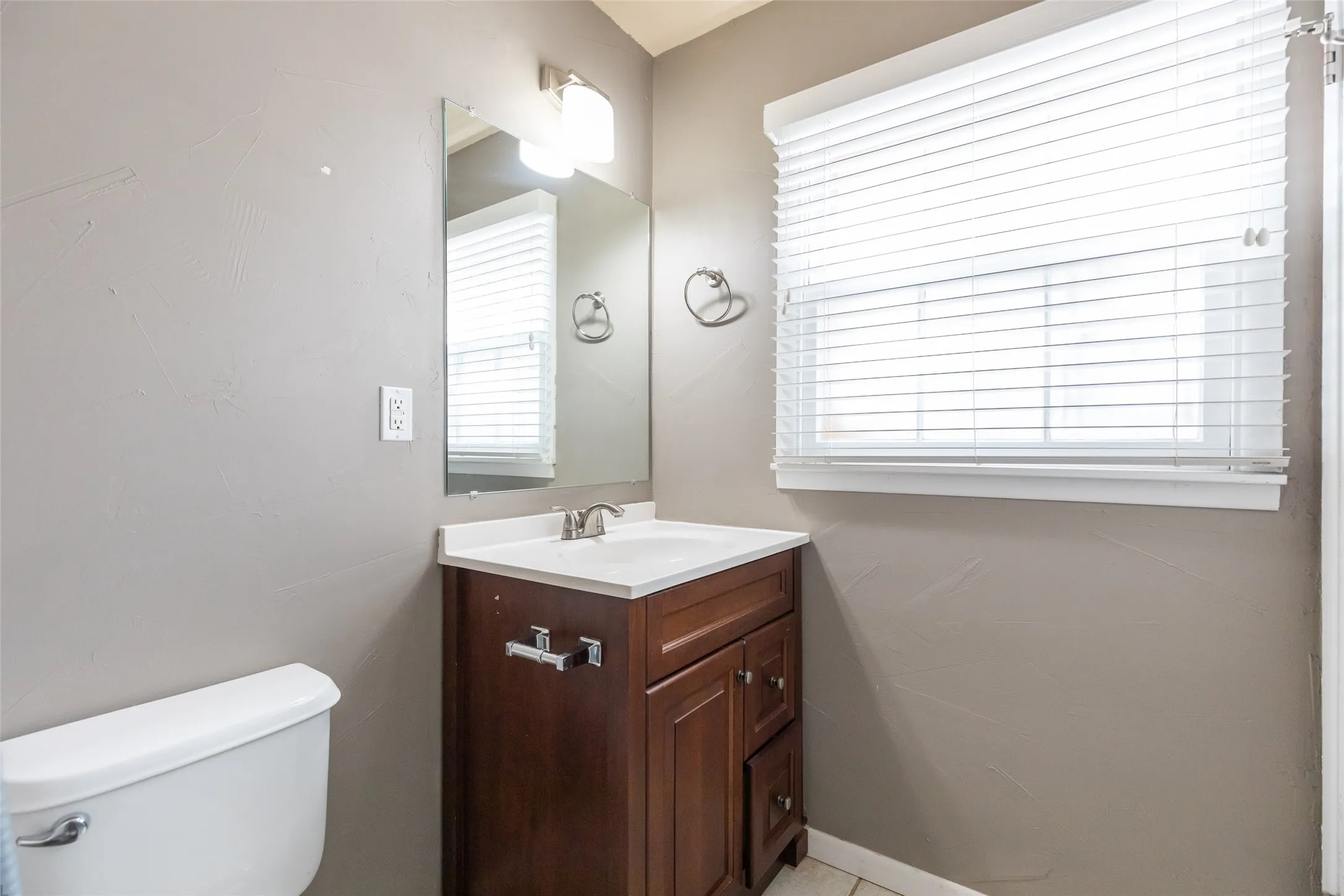 Single Family Residence For Sale in Taylor County , 1482 Minter Lane, Abilene, Texas 79603, 3 Bedroom, 2 Bathroom, 2 Garage spaces, 1,570 Sqft, built in 1957, mls#21384462, Real Estate Agent in Abilene, Homes For Sale in Taylor county, Homes For Sale in Abilene, Realtor in Abilene Texas, Real Estate Brokerage Independent Realty Texas, Luminita Cordes Realtor