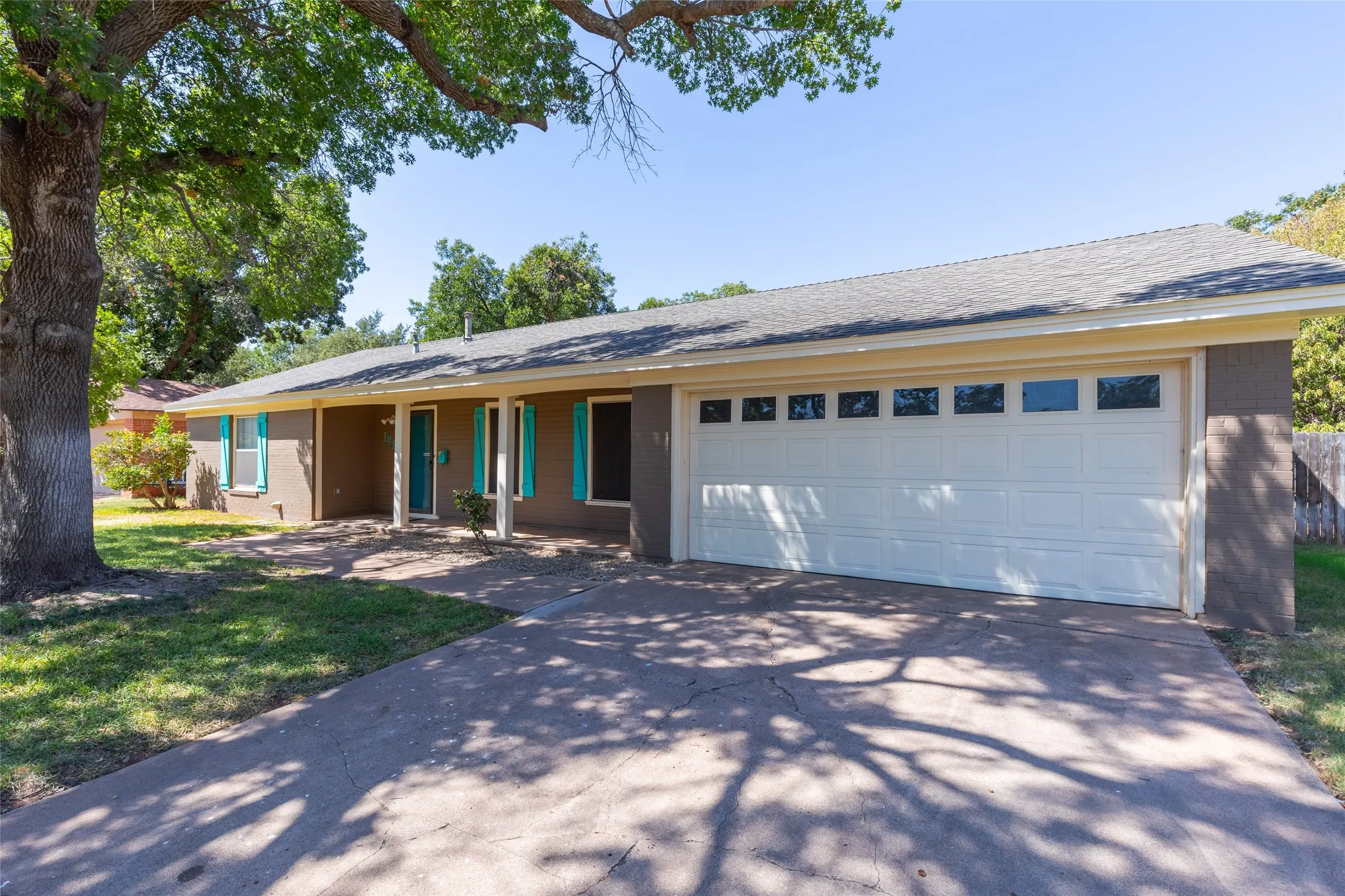 Single Family Residence For Sale in Taylor County , 1482 Minter Lane, Abilene, Texas 79603, 3 Bedroom, 2 Bathroom, 2 Garage spaces, 1,570 Sqft, built in 1957, mls#21384462, Real Estate Agent in Abilene, Homes For Sale in Taylor county, Homes For Sale in Abilene, Realtor in Abilene Texas, Real Estate Brokerage Independent Realty Texas, Luminita Cordes Realtor