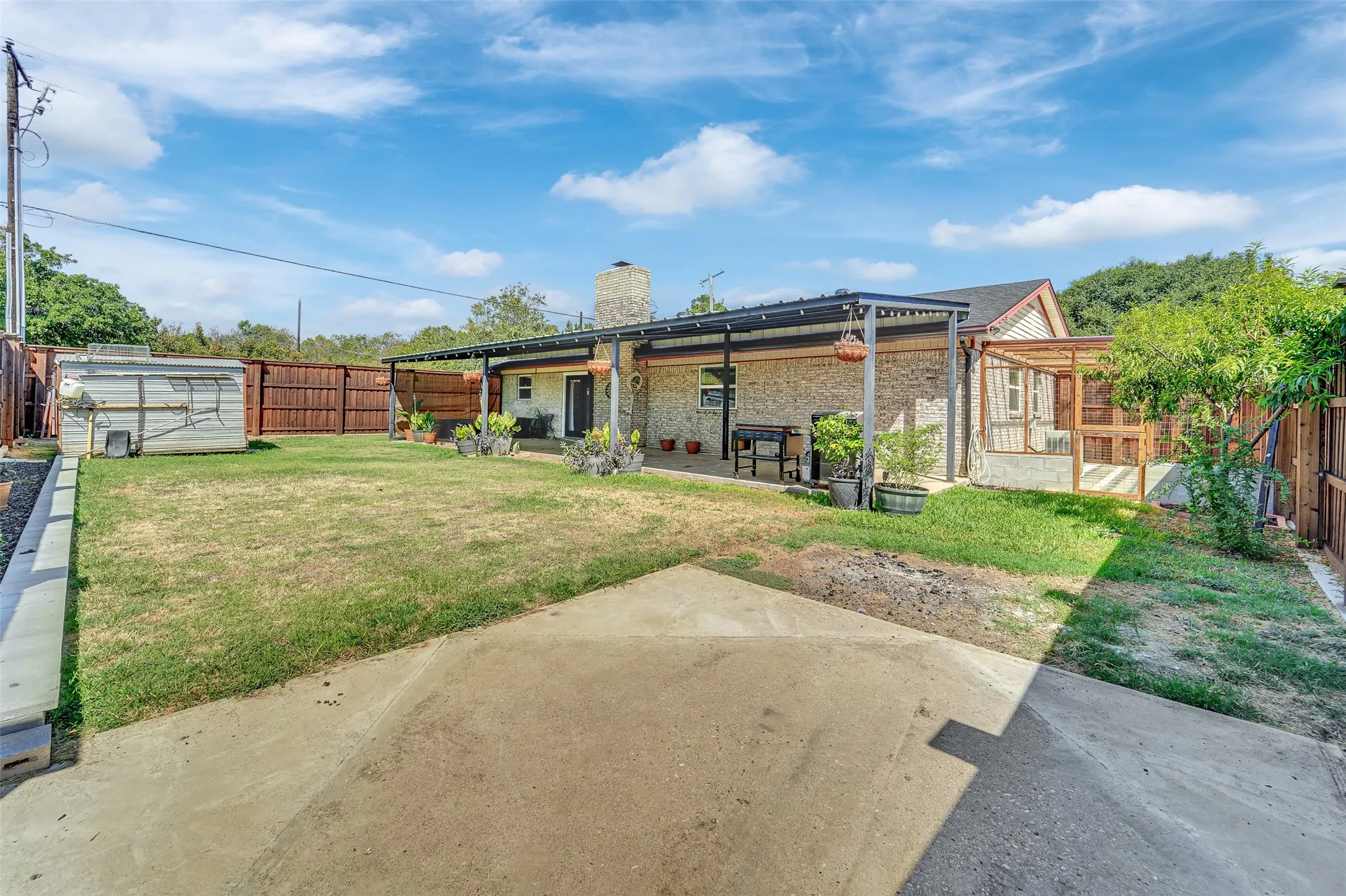 Single Family Residence For Sale in Tarrant County , 7500 Castillo Road, Fort Worth, Texas 76112, 3 Bedroom, 2 Bathroom, 2 Garage spaces, 1,380 Sqft, built in 1973, mls#21384905, Real Estate Agent in Fort Worth, Homes For Sale in Tarrant county, Homes For Sale in Fort Worth, Realtor in Fort Worth Texas, Real Estate Brokerage Independent Realty Texas, Luminita Cordes Realtor