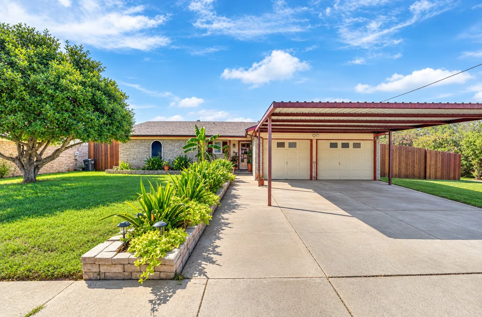 Single Family Residence For Sale in Tarrant County , 7500 Castillo Road, Fort Worth, Texas 76112, 3 Bedroom, 2 Bathroom, 2 Garage spaces, 1,380 Sqft, built in 1973, mls#21384905, Real Estate Agent in Fort Worth, Homes For Sale in Tarrant county, Homes For Sale in Fort Worth, Realtor in Fort Worth Texas, Real Estate Brokerage Independent Realty Texas, Luminita Cordes Realtor