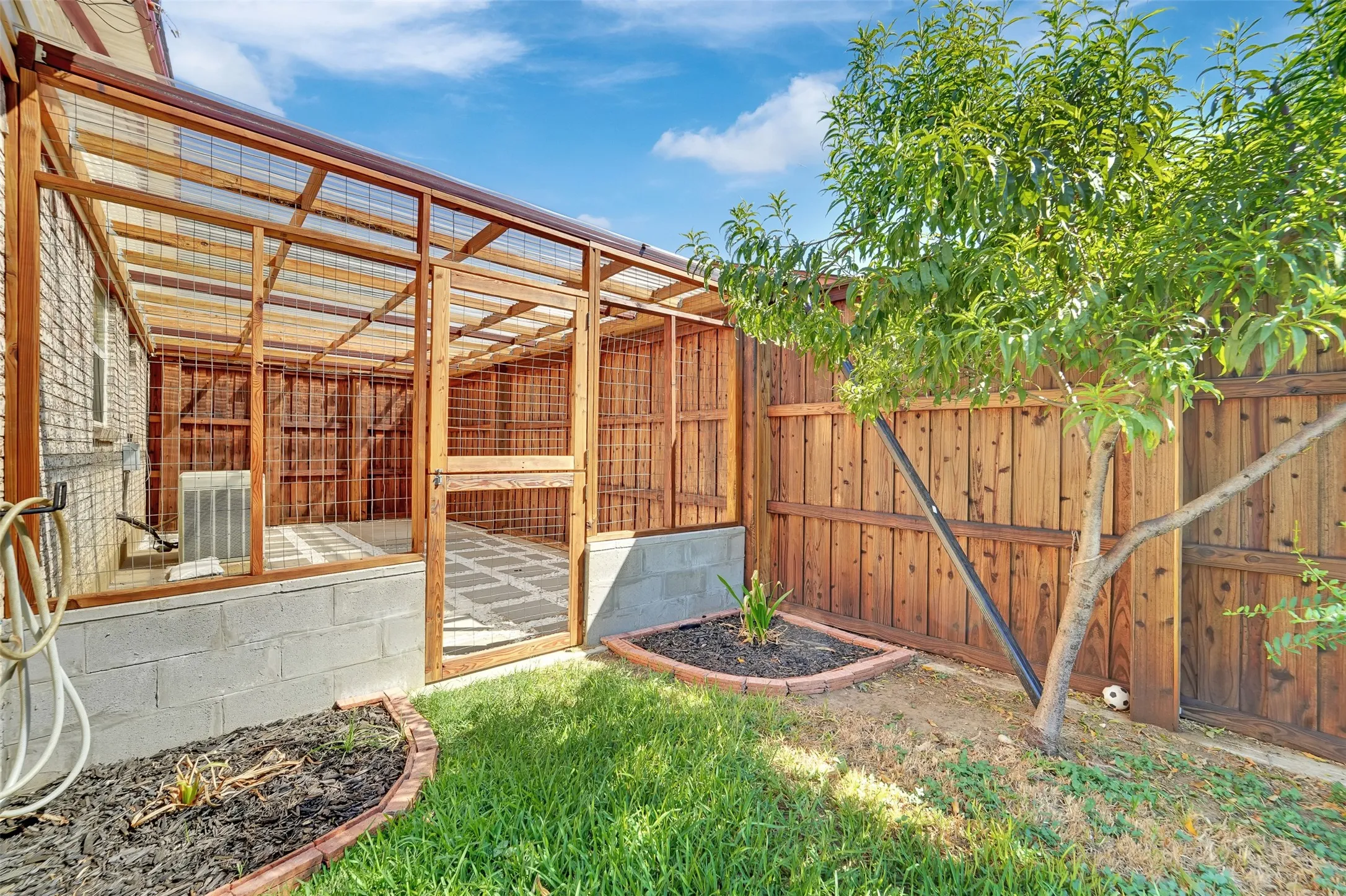 Single Family Residence For Sale in Tarrant County , 7500 Castillo Road, Fort Worth, Texas 76112, 3 Bedroom, 2 Bathroom, 2 Garage spaces, 1,380 Sqft, built in 1973, mls#21384905, Real Estate Agent in Fort Worth, Homes For Sale in Tarrant county, Homes For Sale in Fort Worth, Realtor in Fort Worth Texas, Real Estate Brokerage Independent Realty Texas, Luminita Cordes Realtor