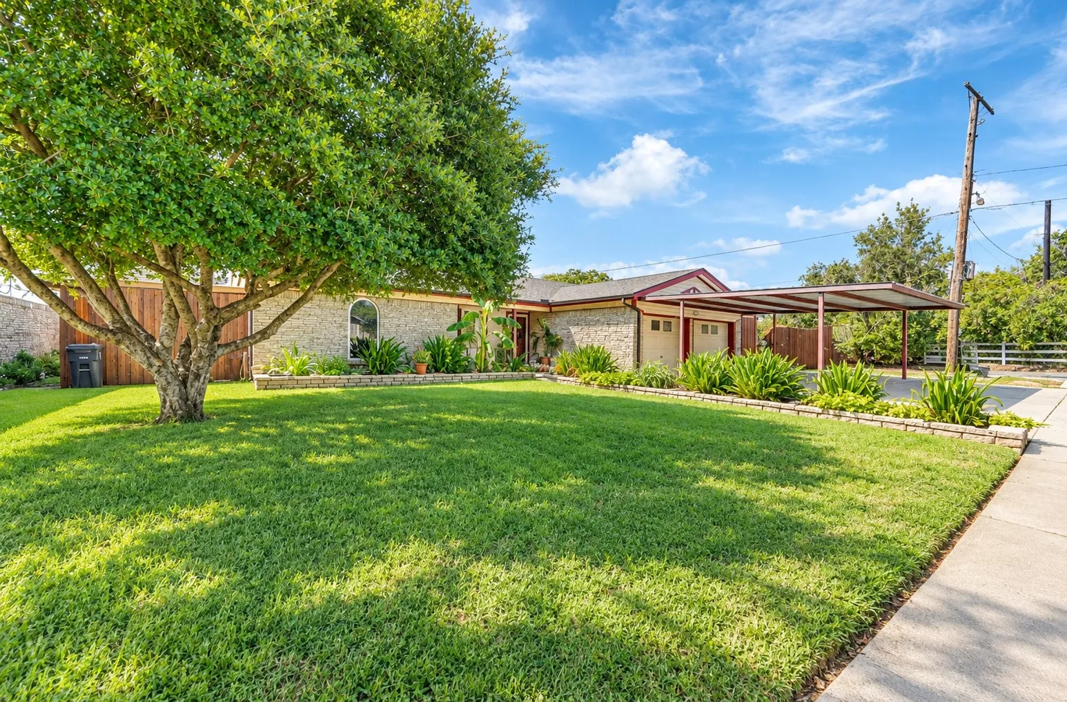 Single Family Residence For Sale in Tarrant County , 7500 Castillo Road, Fort Worth, Texas 76112, 3 Bedroom, 2 Bathroom, 2 Garage spaces, 1,380 Sqft, built in 1973, mls#21384905, Real Estate Agent in Fort Worth, Homes For Sale in Tarrant county, Homes For Sale in Fort Worth, Realtor in Fort Worth Texas, Real Estate Brokerage Independent Realty Texas, Luminita Cordes Realtor