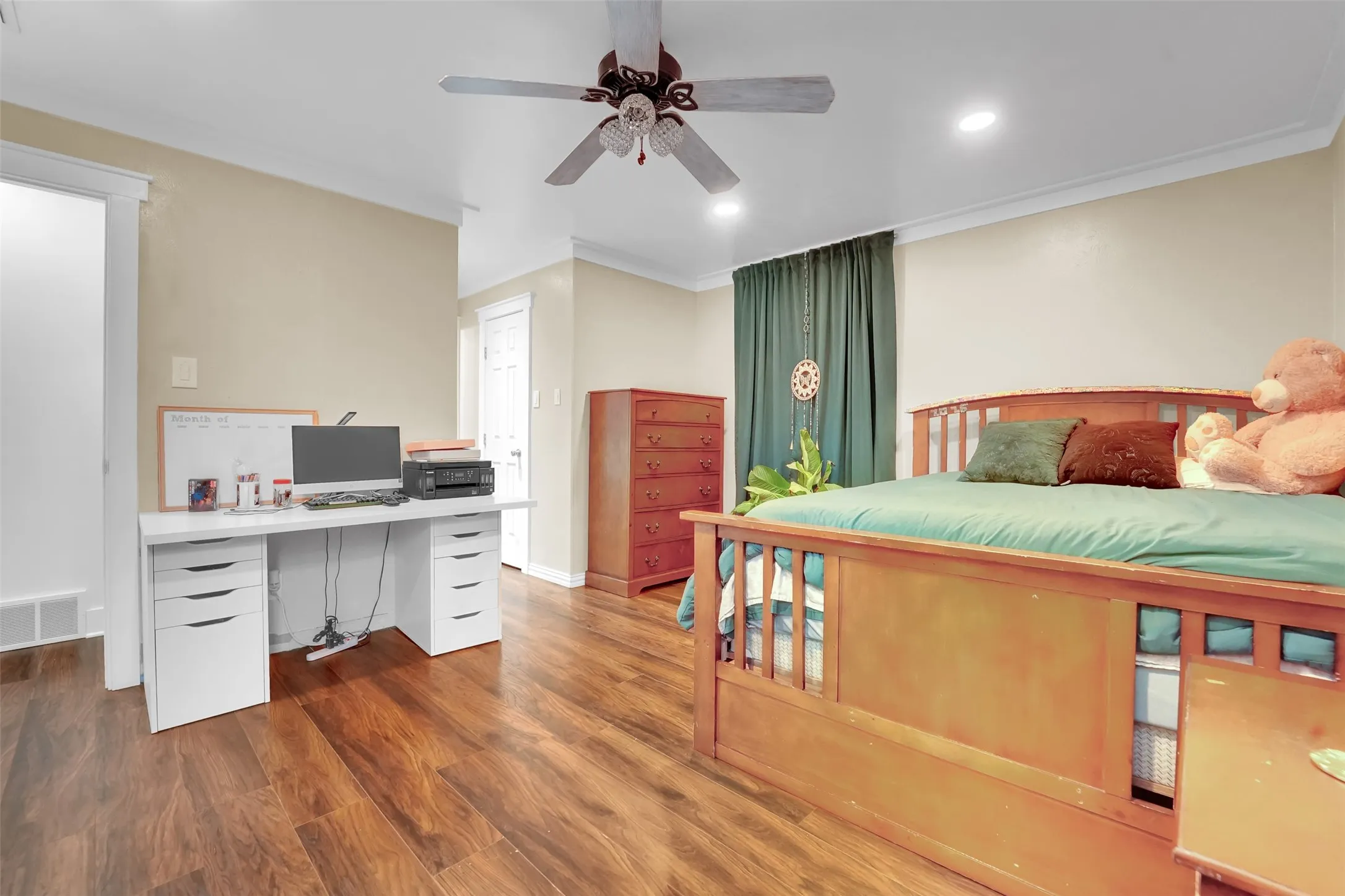 Single Family Residence For Sale in Tarrant County , 7500 Castillo Road, Fort Worth, Texas 76112, 3 Bedroom, 2 Bathroom, 2 Garage spaces, 1,380 Sqft, built in 1973, mls#21384905, Real Estate Agent in Fort Worth, Homes For Sale in Tarrant county, Homes For Sale in Fort Worth, Realtor in Fort Worth Texas, Real Estate Brokerage Independent Realty Texas, Luminita Cordes Realtor