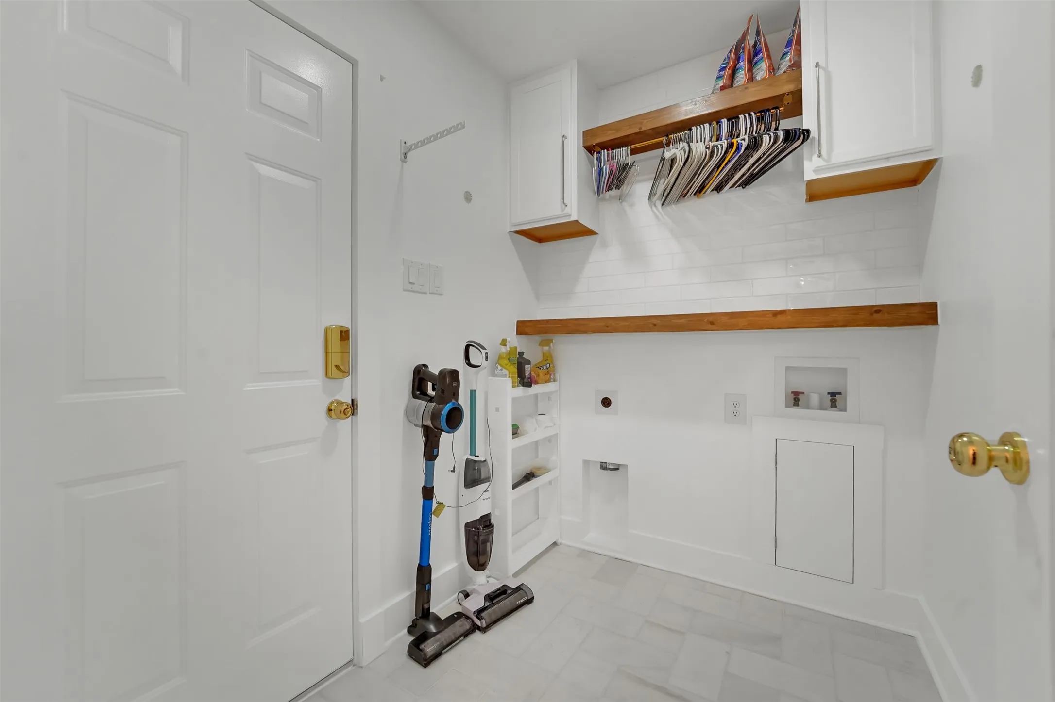 Single Family Residence For Sale in Tarrant County , 7500 Castillo Road, Fort Worth, Texas 76112, 3 Bedroom, 2 Bathroom, 2 Garage spaces, 1,380 Sqft, built in 1973, mls#21384905, Real Estate Agent in Fort Worth, Homes For Sale in Tarrant county, Homes For Sale in Fort Worth, Realtor in Fort Worth Texas, Real Estate Brokerage Independent Realty Texas, Luminita Cordes Realtor