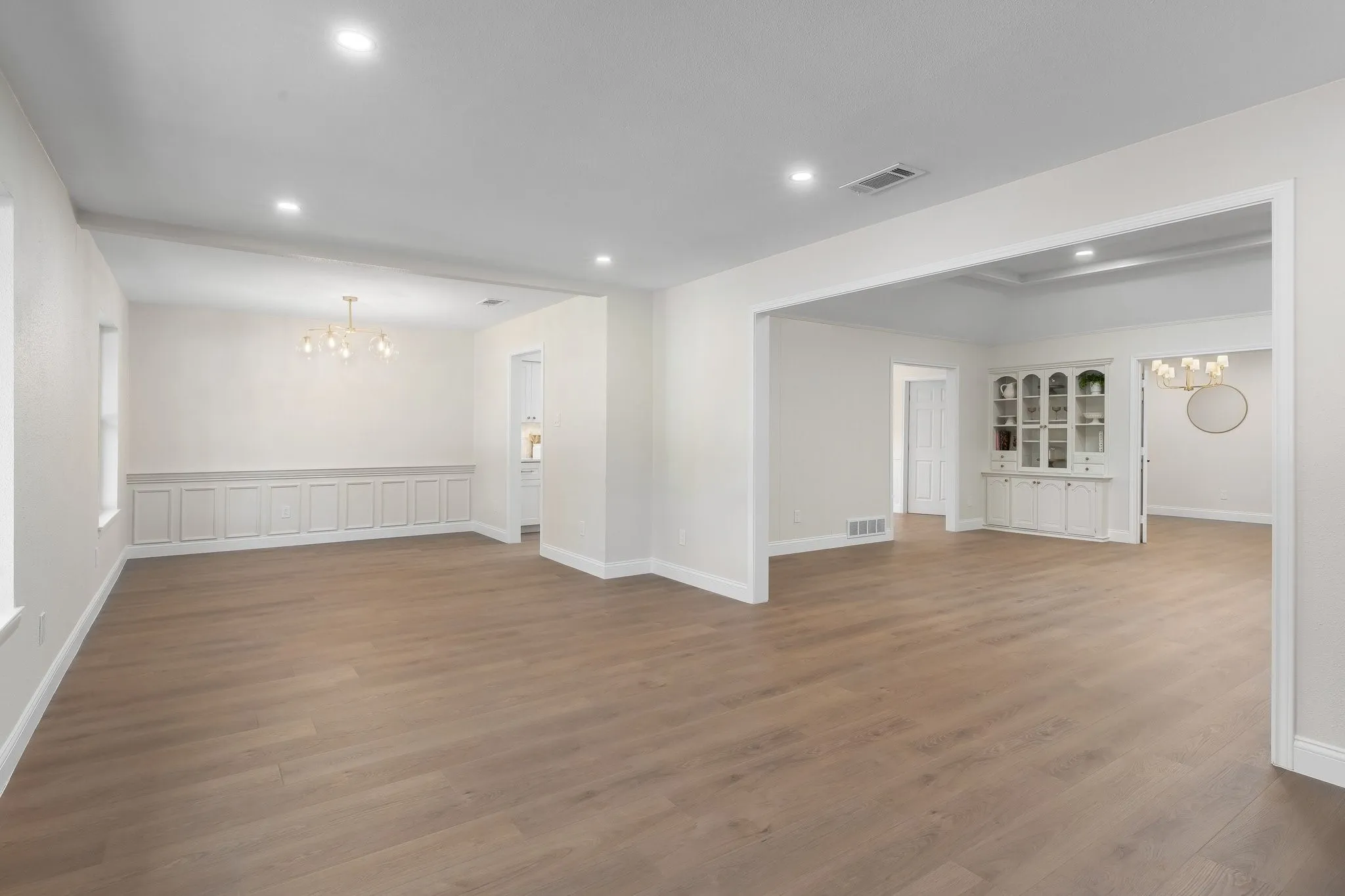 Single Family Residence For Sale in Tarrant County , 2844 Hurstview Drive, Hurst, Texas 76054, 4 Bedroom, 3 Bathroom, 2 Garage spaces, 2,519 Sqft, built in 1970, mls#21376801, Real Estate Agent in Hurst, Homes For Sale in Tarrant county, Homes For Sale in Hurst, Realtor in Hurst Texas, Real Estate Brokerage Independent Realty Texas, Luminita Cordes Realtor