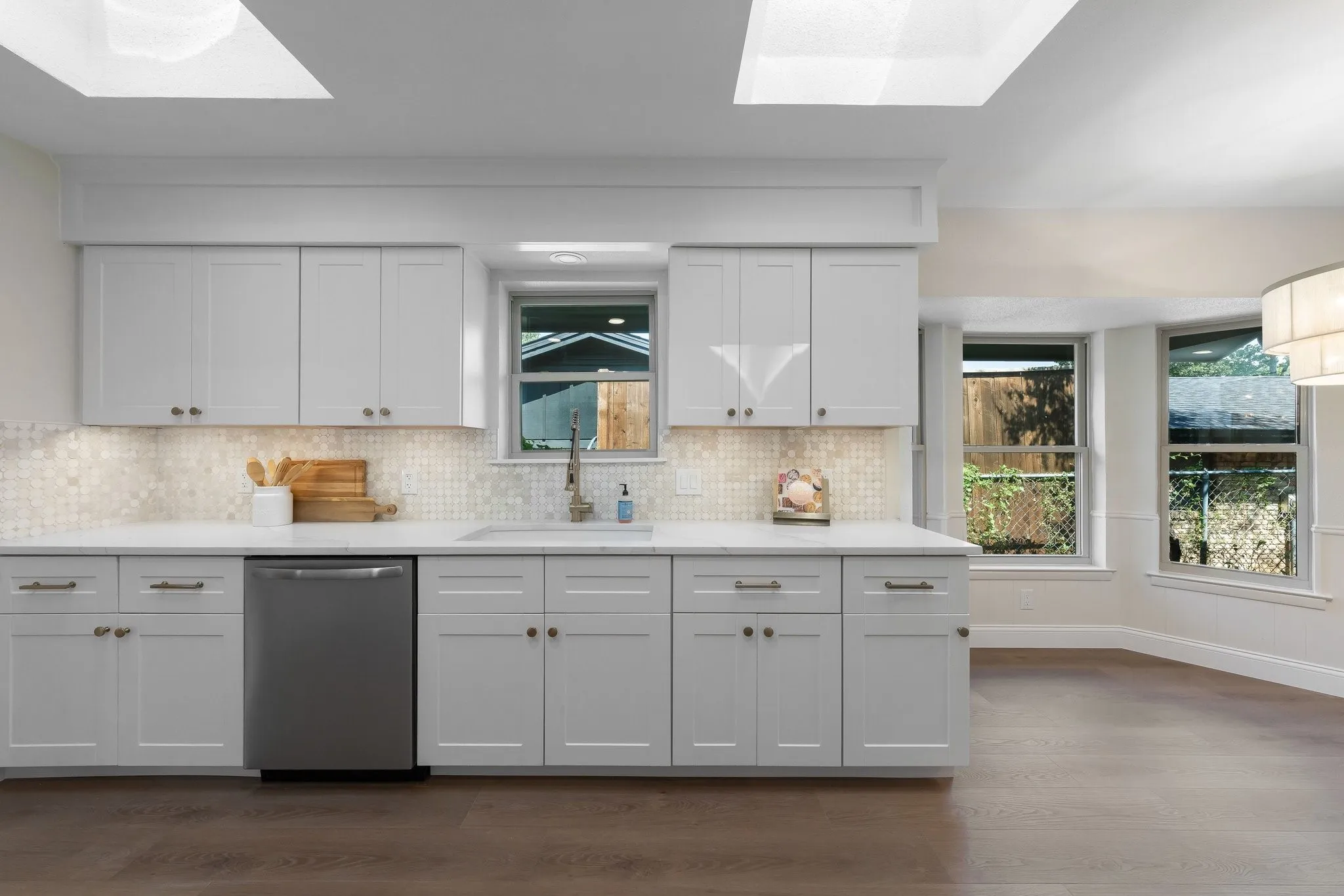 Tile backsplash with under cabinet lighting