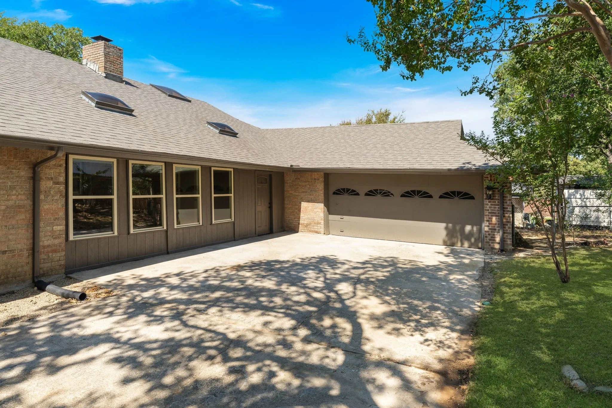 Single Family Residence For Sale in Tarrant County , 2844 Hurstview Drive, Hurst, Texas 76054, 4 Bedroom, 3 Bathroom, 2 Garage spaces, 2,519 Sqft, built in 1970, mls#21376801, Real Estate Agent in Hurst, Homes For Sale in Tarrant county, Homes For Sale in Hurst, Realtor in Hurst Texas, Real Estate Brokerage Independent Realty Texas, Luminita Cordes Realtor