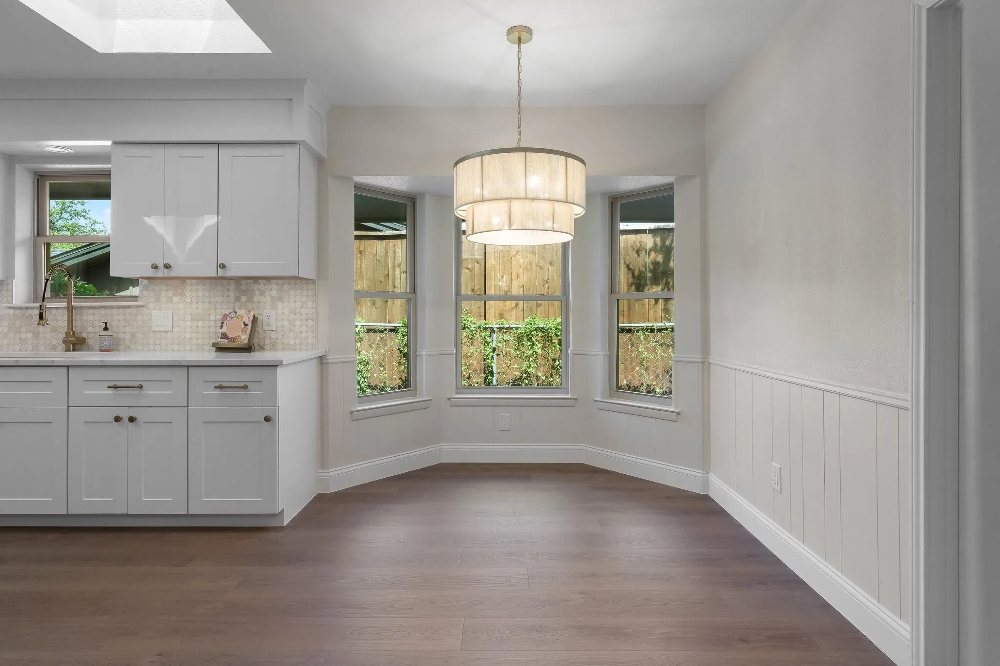 Single Family Residence For Sale in Tarrant County , 2844 Hurstview Drive, Hurst, Texas 76054, 4 Bedroom, 3 Bathroom, 2 Garage spaces, 2,519 Sqft, built in 1970, mls#21376801, Real Estate Agent in Hurst, Homes For Sale in Tarrant county, Homes For Sale in Hurst, Realtor in Hurst Texas, Real Estate Brokerage Independent Realty Texas, Luminita Cordes Realtor
