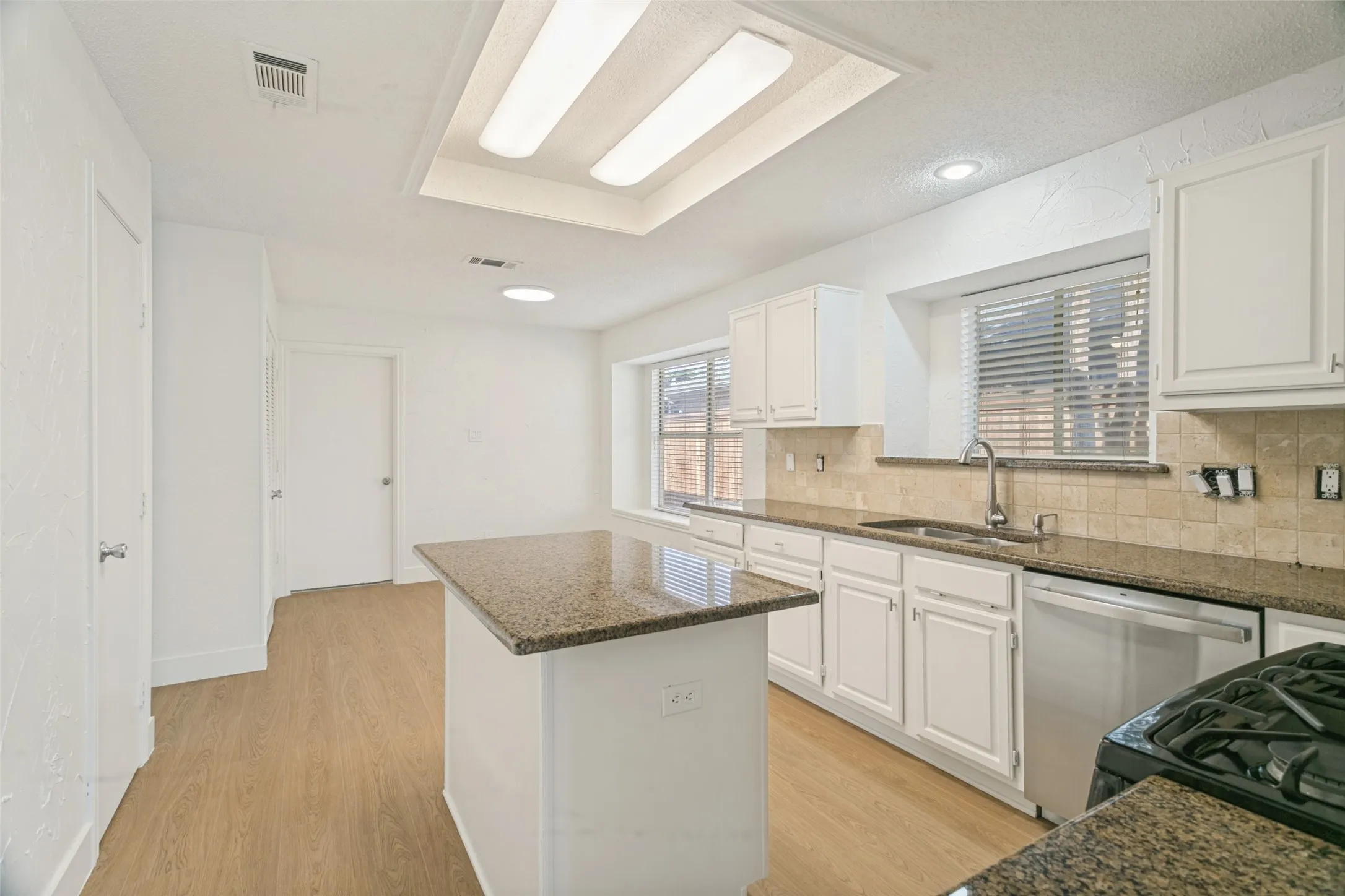 Single Family Residence For Rent in Denton County , 1321 River Birch Lane, Carrollton, Texas 75007, 3 Bedroom, 2 Bathroom, 2 Garage spaces, 1,789 Sqft, built in 1985, mls#21384919, Real Estate Agent in Carrollton, Homes For Rent in Denton county, Homes For Rent in Carrollton, Realtor in Carrollton Texas, Real Estate Brokerage Independent Realty Texas, Luminita Cordes Realtor