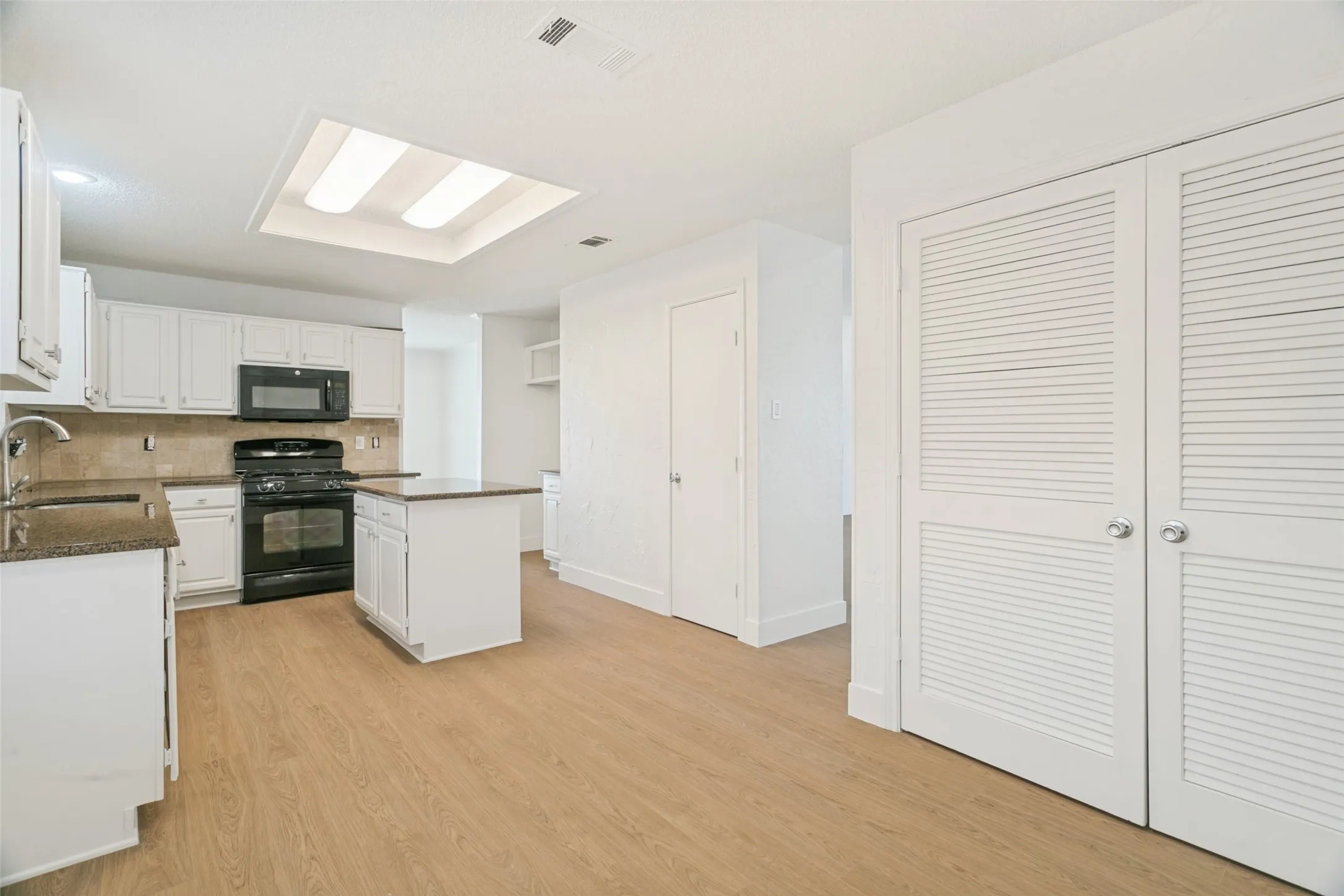 Single Family Residence For Rent in Denton County , 1321 River Birch Lane, Carrollton, Texas 75007, 3 Bedroom, 2 Bathroom, 2 Garage spaces, 1,789 Sqft, built in 1985, mls#21384919, Real Estate Agent in Carrollton, Homes For Rent in Denton county, Homes For Rent in Carrollton, Realtor in Carrollton Texas, Real Estate Brokerage Independent Realty Texas, Luminita Cordes Realtor