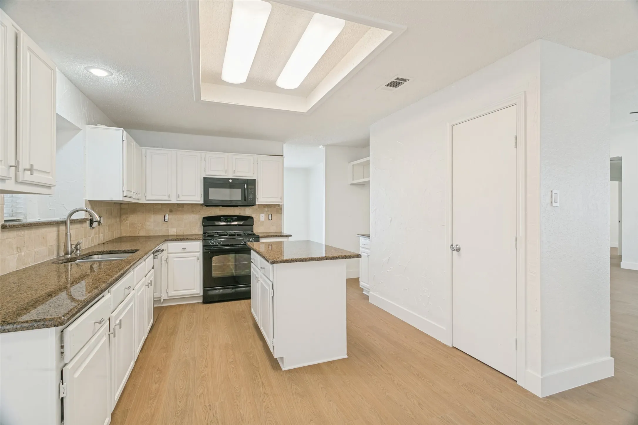 Single Family Residence For Rent in Denton County , 1321 River Birch Lane, Carrollton, Texas 75007, 3 Bedroom, 2 Bathroom, 2 Garage spaces, 1,789 Sqft, built in 1985, mls#21384919, Real Estate Agent in Carrollton, Homes For Rent in Denton county, Homes For Rent in Carrollton, Realtor in Carrollton Texas, Real Estate Brokerage Independent Realty Texas, Luminita Cordes Realtor