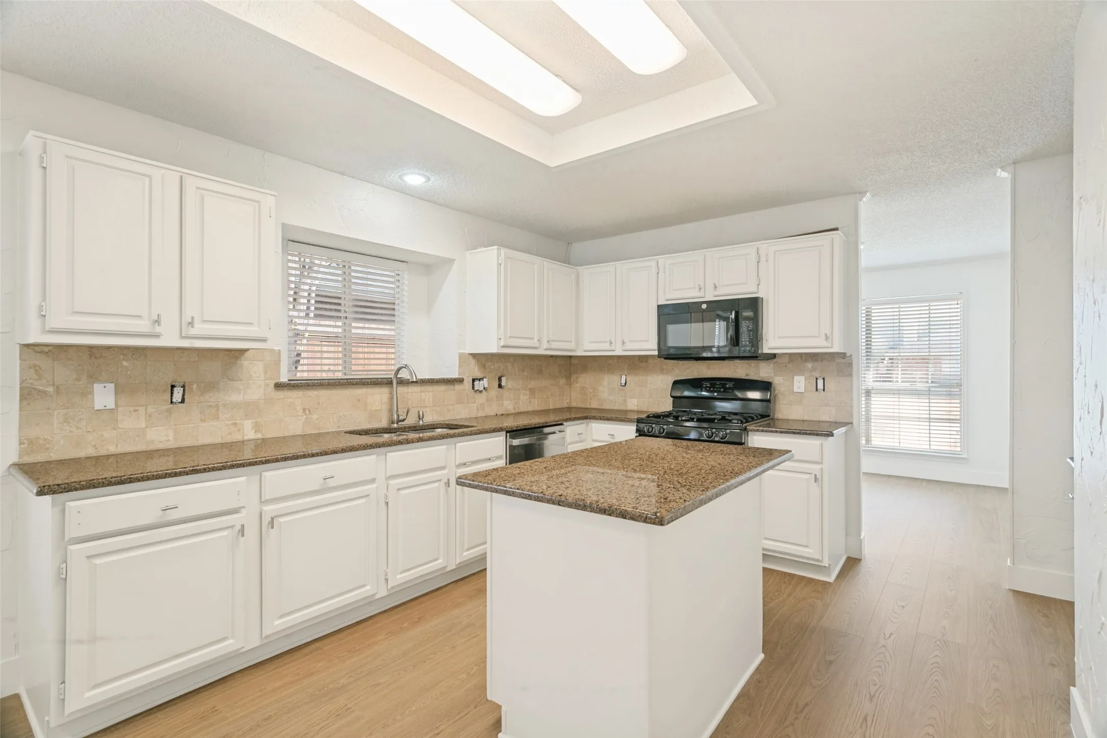 Single Family Residence For Rent in Denton County , 1321 River Birch Lane, Carrollton, Texas 75007, 3 Bedroom, 2 Bathroom, 2 Garage spaces, 1,789 Sqft, built in 1985, mls#21384919, Real Estate Agent in Carrollton, Homes For Rent in Denton county, Homes For Rent in Carrollton, Realtor in Carrollton Texas, Real Estate Brokerage Independent Realty Texas, Luminita Cordes Realtor