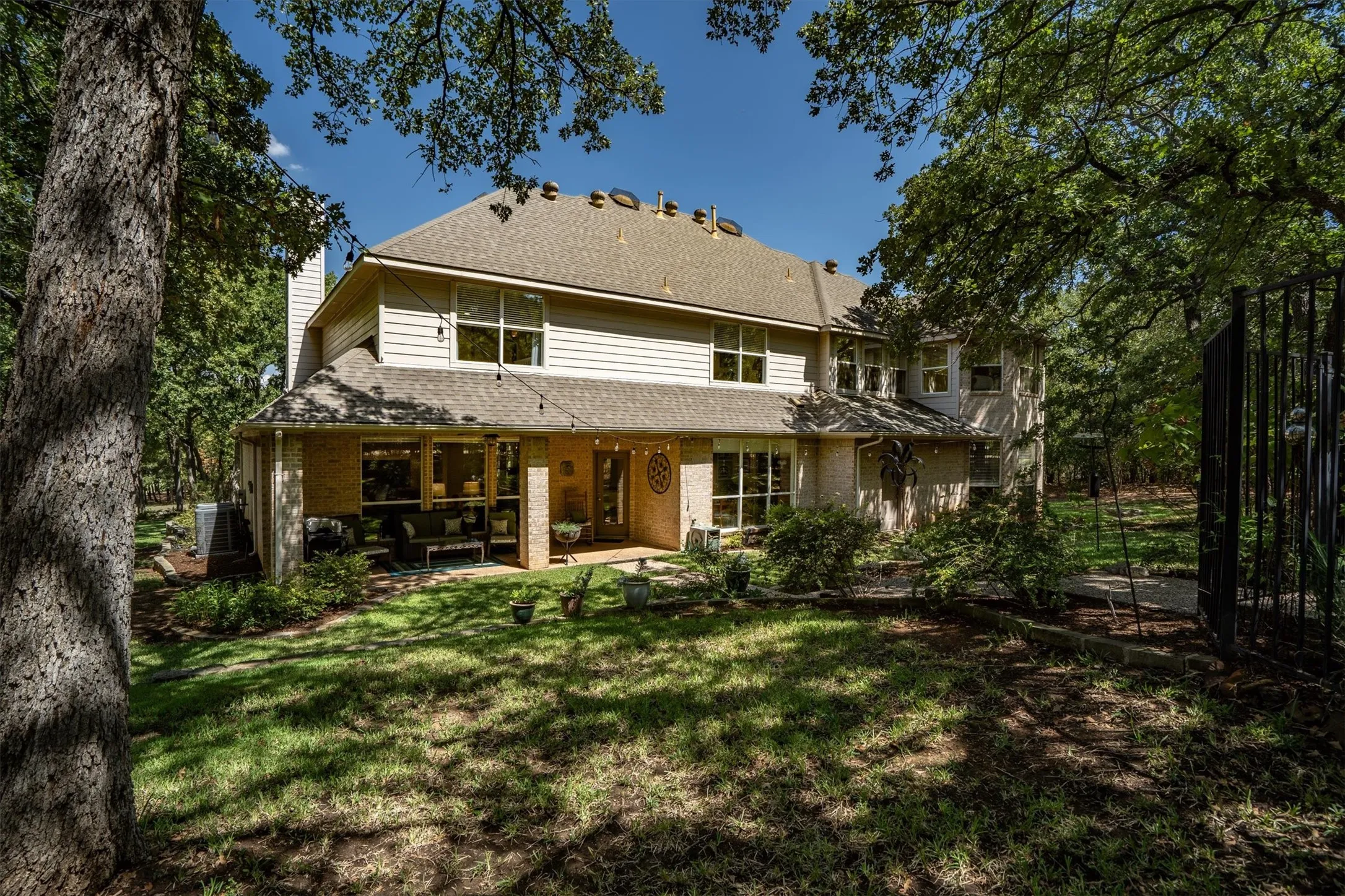 Single Family Residence For Sale in Denton County , 7409 Stallion Circle, Flower Mound, Texas 75022, 5 Bedroom, 4 Bathroom, 3 Garage spaces, 4,837 Sqft, built in 1998, mls#21377850, Real Estate Agent in Flower Mound, Homes For Sale in Denton county, Homes For Sale in Flower Mound, Realtor in Flower Mound Texas, Real Estate Brokerage Independent Realty Texas, Luminita Cordes Realtor