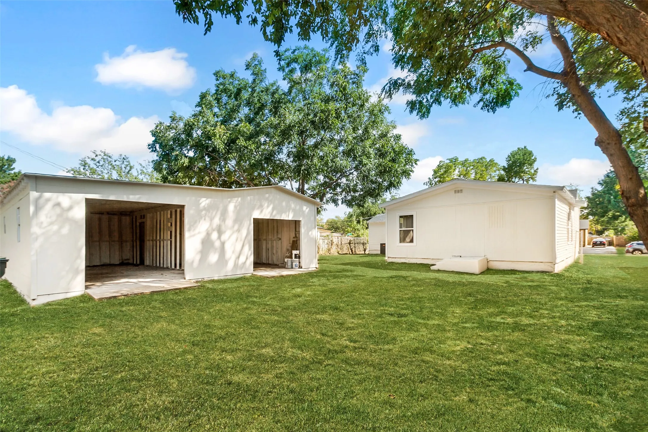 Single Family Residence For Sale in Dallas County , 1605 Meadowbrook Drive, Garland, Texas 75042, 4 Bedroom, 2 Bathroom, 2 Garage spaces, 1,620 Sqft, built in 1948, mls#21384927, Real Estate Agent in Garland, Homes For Sale in Dallas county, Homes For Sale in Garland, Realtor in Garland Texas, Real Estate Brokerage Independent Realty Texas, Luminita Cordes Realtor