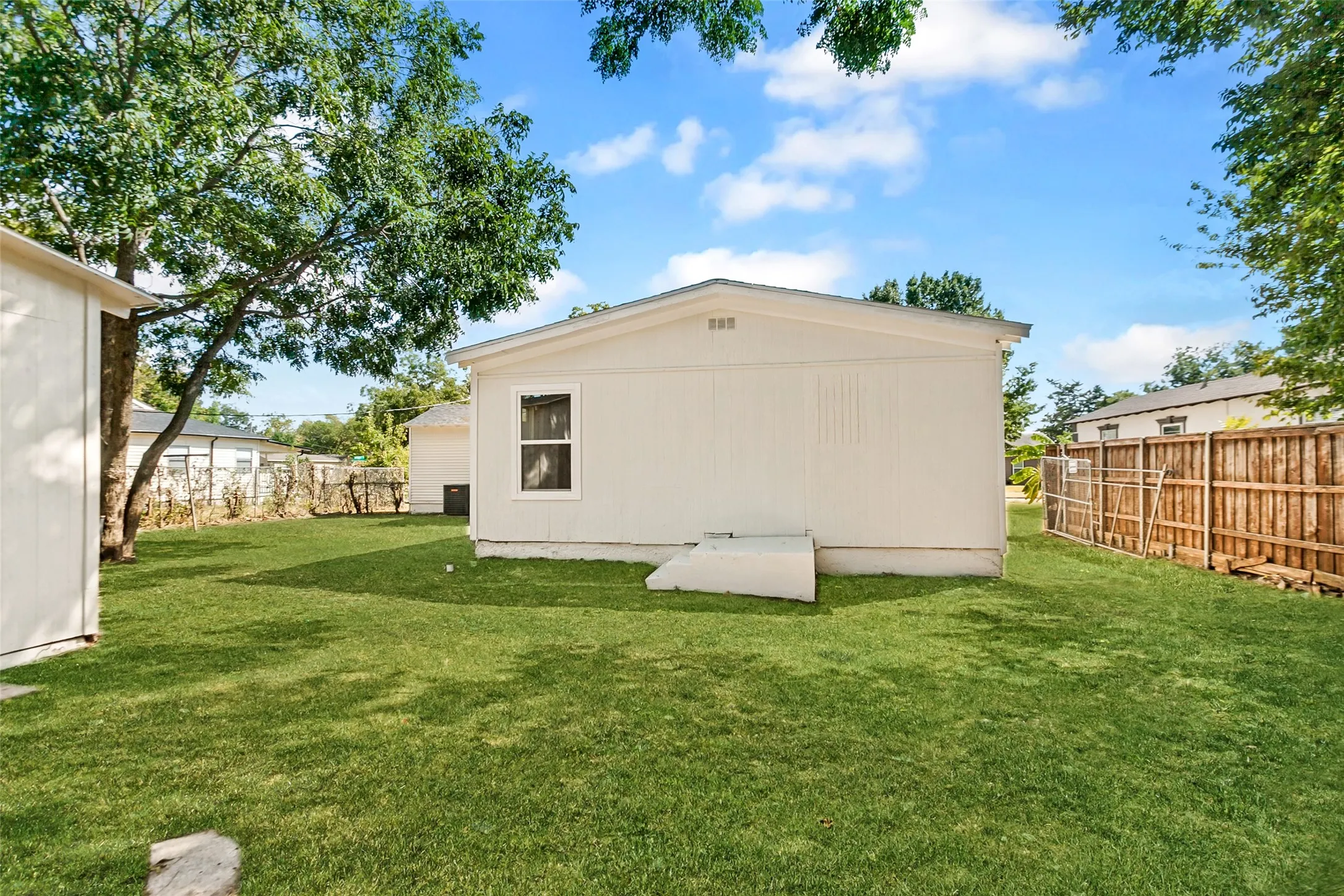 Single Family Residence For Sale in Dallas County , 1605 Meadowbrook Drive, Garland, Texas 75042, 4 Bedroom, 2 Bathroom, 2 Garage spaces, 1,620 Sqft, built in 1948, mls#21384927, Real Estate Agent in Garland, Homes For Sale in Dallas county, Homes For Sale in Garland, Realtor in Garland Texas, Real Estate Brokerage Independent Realty Texas, Luminita Cordes Realtor