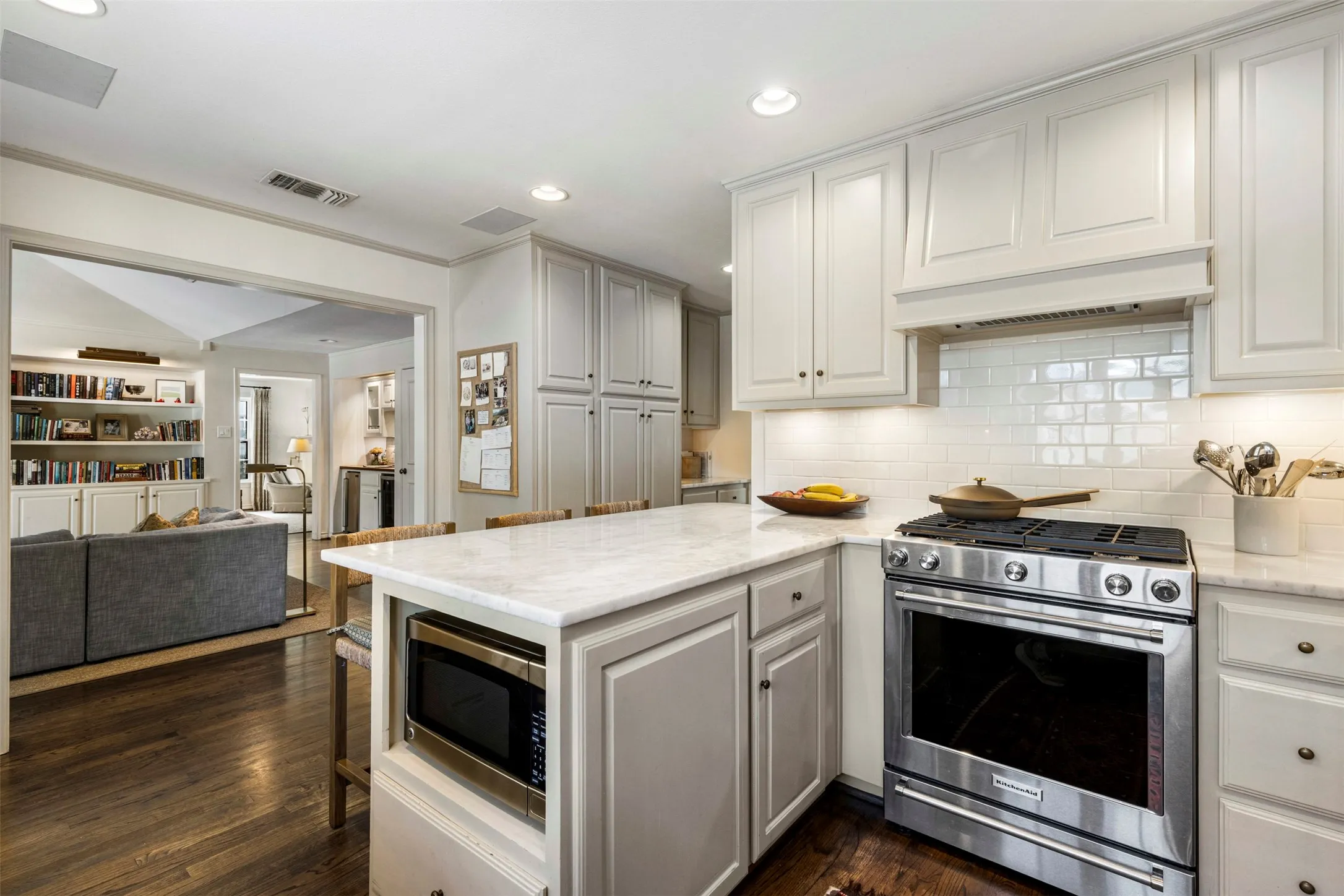 Single Family Residence For Sale in Dallas County , 3508 Wentwood Drive, University Park, Texas 75225, 4 Bedroom, 3 Bathroom, 2 Garage spaces, 3,329 Sqft, built in 1953, mls#21384197, Real Estate Agent in University Park, Homes For Sale in Dallas county, Homes For Sale in University Park, Realtor in University Park Texas, Real Estate Brokerage Independent Realty Texas, Luminita Cordes Realtor