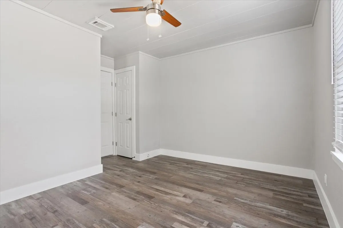 Single Family Residence For Sale in Bell County , 204 E Fowler Avenue, Killeen, Texas 76541, 3 Bedroom, 1 Bathroom, Garage spaces, 960 Sqft, built in 1958, mls#21384930, Real Estate Agent in Killeen, Homes For Sale in Bell county, Homes For Sale in Killeen, Realtor in Killeen Texas, Real Estate Brokerage Independent Realty Texas, Luminita Cordes Realtor