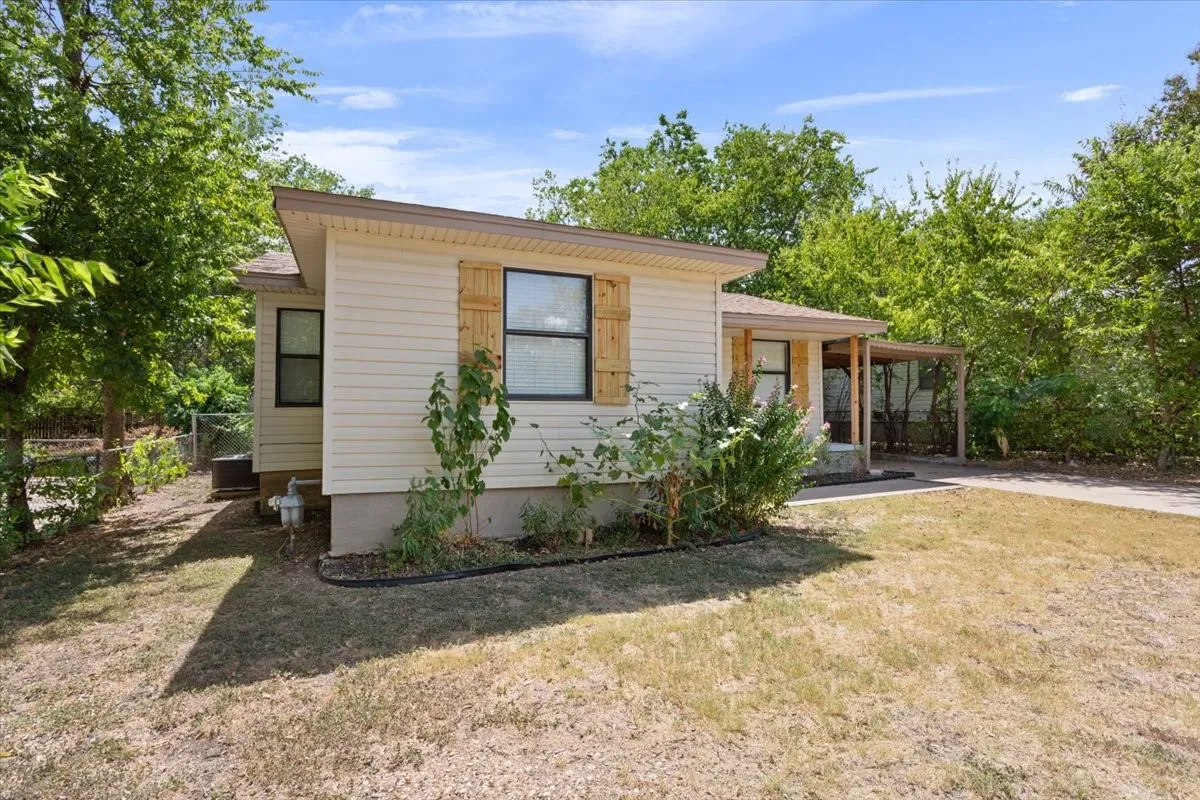 Single Family Residence For Sale in Bell County , 204 E Fowler Avenue, Killeen, Texas 76541, 3 Bedroom, 1 Bathroom, Garage spaces, 960 Sqft, built in 1958, mls#21384930, Real Estate Agent in Killeen, Homes For Sale in Bell county, Homes For Sale in Killeen, Realtor in Killeen Texas, Real Estate Brokerage Independent Realty Texas, Luminita Cordes Realtor