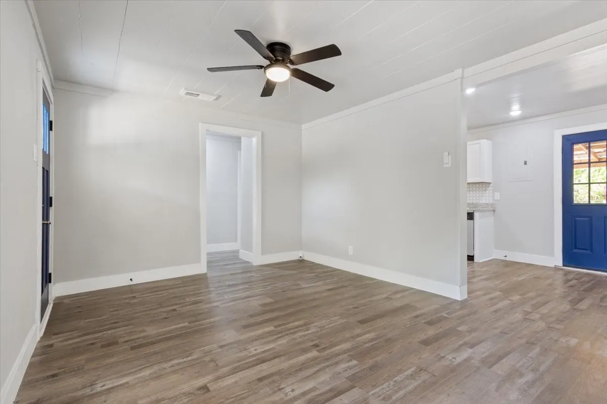 Single Family Residence For Sale in Bell County , 204 E Fowler Avenue, Killeen, Texas 76541, 3 Bedroom, 1 Bathroom, Garage spaces, 960 Sqft, built in 1958, mls#21384930, Real Estate Agent in Killeen, Homes For Sale in Bell county, Homes For Sale in Killeen, Realtor in Killeen Texas, Real Estate Brokerage Independent Realty Texas, Luminita Cordes Realtor