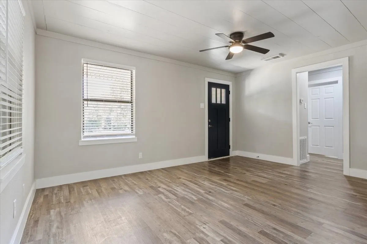 Single Family Residence For Sale in Bell County , 204 E Fowler Avenue, Killeen, Texas 76541, 3 Bedroom, 1 Bathroom, Garage spaces, 960 Sqft, built in 1958, mls#21384930, Real Estate Agent in Killeen, Homes For Sale in Bell county, Homes For Sale in Killeen, Realtor in Killeen Texas, Real Estate Brokerage Independent Realty Texas, Luminita Cordes Realtor