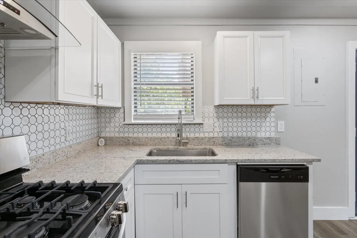 Single Family Residence For Sale in Bell County , 204 E Fowler Avenue, Killeen, Texas 76541, 3 Bedroom, 1 Bathroom, Garage spaces, 960 Sqft, built in 1958, mls#21384930, Real Estate Agent in Killeen, Homes For Sale in Bell county, Homes For Sale in Killeen, Realtor in Killeen Texas, Real Estate Brokerage Independent Realty Texas, Luminita Cordes Realtor