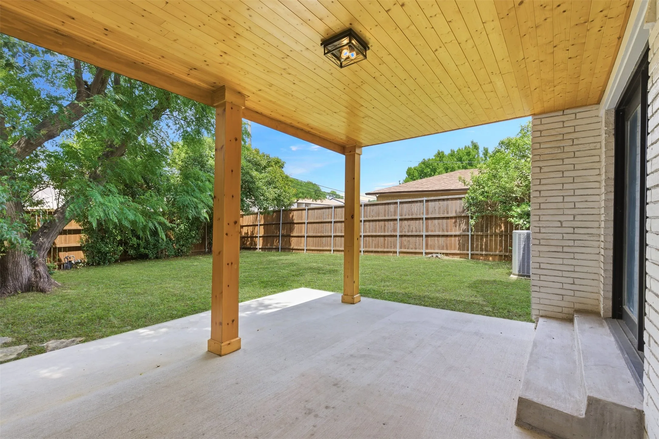 Single Family Residence For Rent in Dallas County , 11022 Ferndale Road, Dallas, Texas 75238, 4 Bedroom, 3 Bathroom, 2 Garage spaces, 2,457 Sqft, built in 1967, mls#21384934, Real Estate Agent in Dallas, Homes For Rent in Dallas county, Homes For Rent in Dallas, Realtor in Dallas Texas, Real Estate Brokerage Independent Realty Texas, Luminita Cordes Realtor