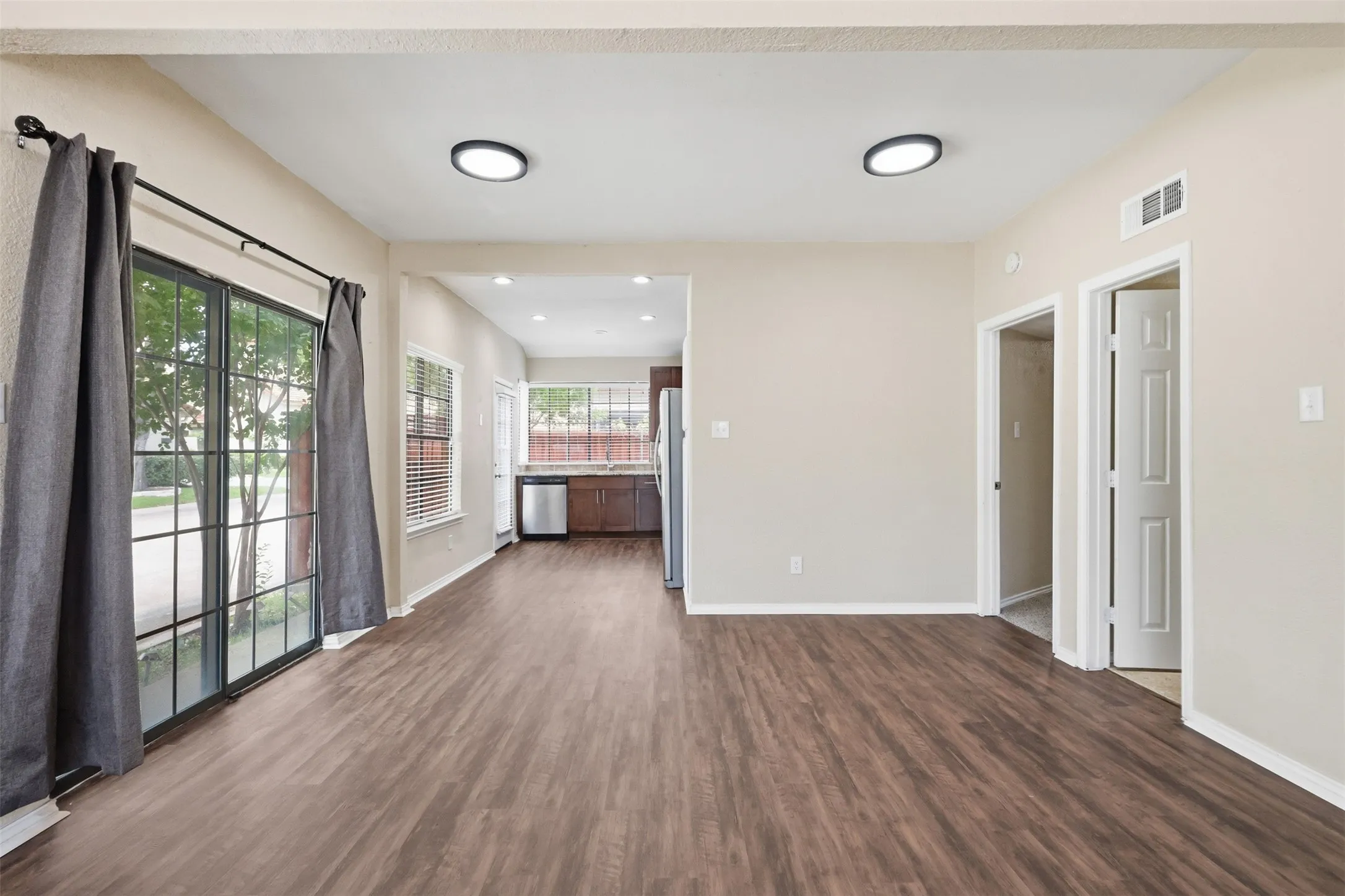 Single Family Residence For Rent in Dallas County , 608 Fiesta Circle, Irving, Texas 75063, 3 Bedroom, 3 Bathroom, 2 Garage spaces, 1,599 Sqft, built in 1985, mls#21384912, Real Estate Agent in Irving, Homes For Rent in Dallas county, Homes For Rent in Irving, Realtor in Irving Texas, Real Estate Brokerage Independent Realty Texas, Luminita Cordes Realtor