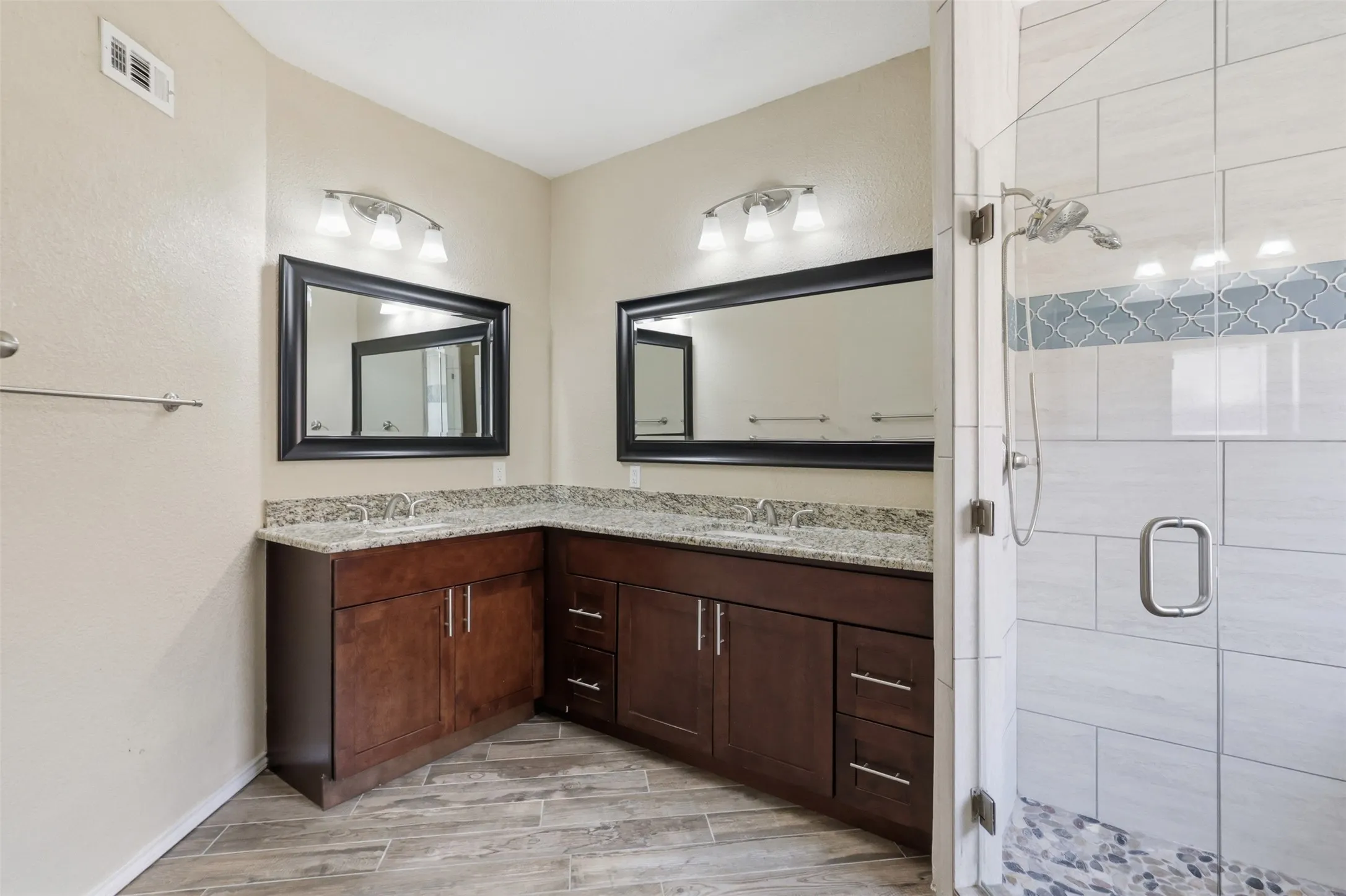 Single Family Residence For Rent in Dallas County , 608 Fiesta Circle, Irving, Texas 75063, 3 Bedroom, 3 Bathroom, 2 Garage spaces, 1,599 Sqft, built in 1985, mls#21384912, Real Estate Agent in Irving, Homes For Rent in Dallas county, Homes For Rent in Irving, Realtor in Irving Texas, Real Estate Brokerage Independent Realty Texas, Luminita Cordes Realtor