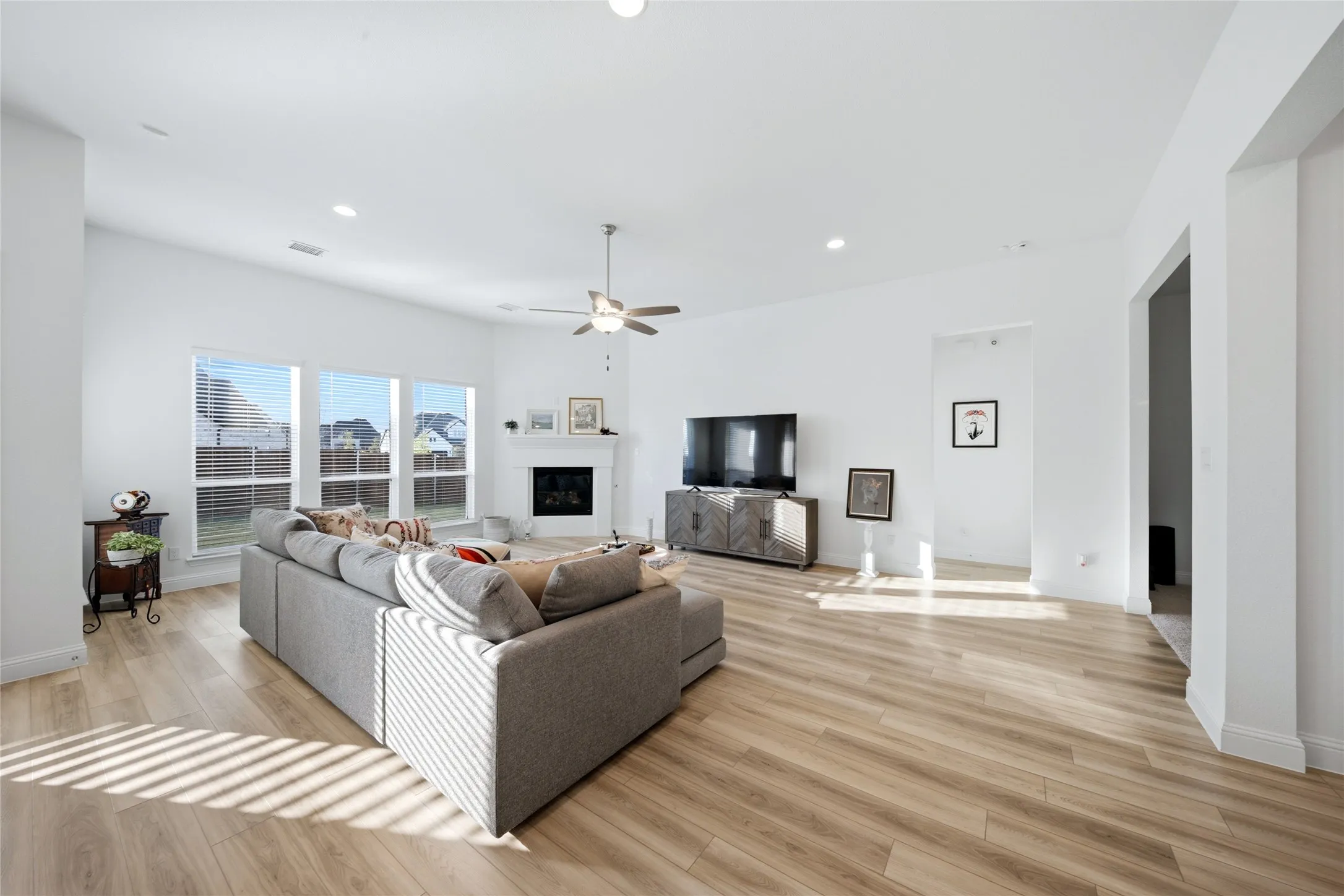 Single Family Residence For Rent in Collin County , 2536 Burnely Court, Celina, Texas 75009, 4 Bedroom, 4 Bathroom, 3 Garage spaces, 2,948 Sqft, built in 2023, mls#21384879, Real Estate Agent in Celina, Homes For Rent in Collin county, Homes For Rent in Celina, Realtor in Celina Texas, Real Estate Brokerage Independent Realty Texas, Luminita Cordes Realtor