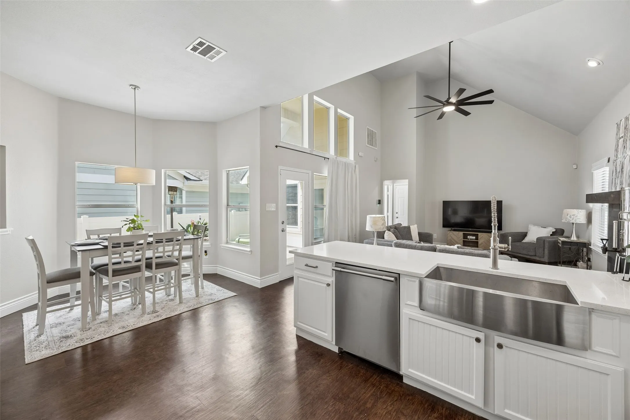 Single Family Residence For Sale in Denton County , 1117 King George Lane, Savannah, Texas 76227, 3 Bedroom, 3 Bathroom, 2 Garage spaces, 1,509 Sqft, built in 2006, mls#21384920, Real Estate Agent in Savannah, Homes For Sale in Denton county, Homes For Sale in Savannah, Realtor in Savannah Texas, Real Estate Brokerage Independent Realty Texas, Luminita Cordes Realtor