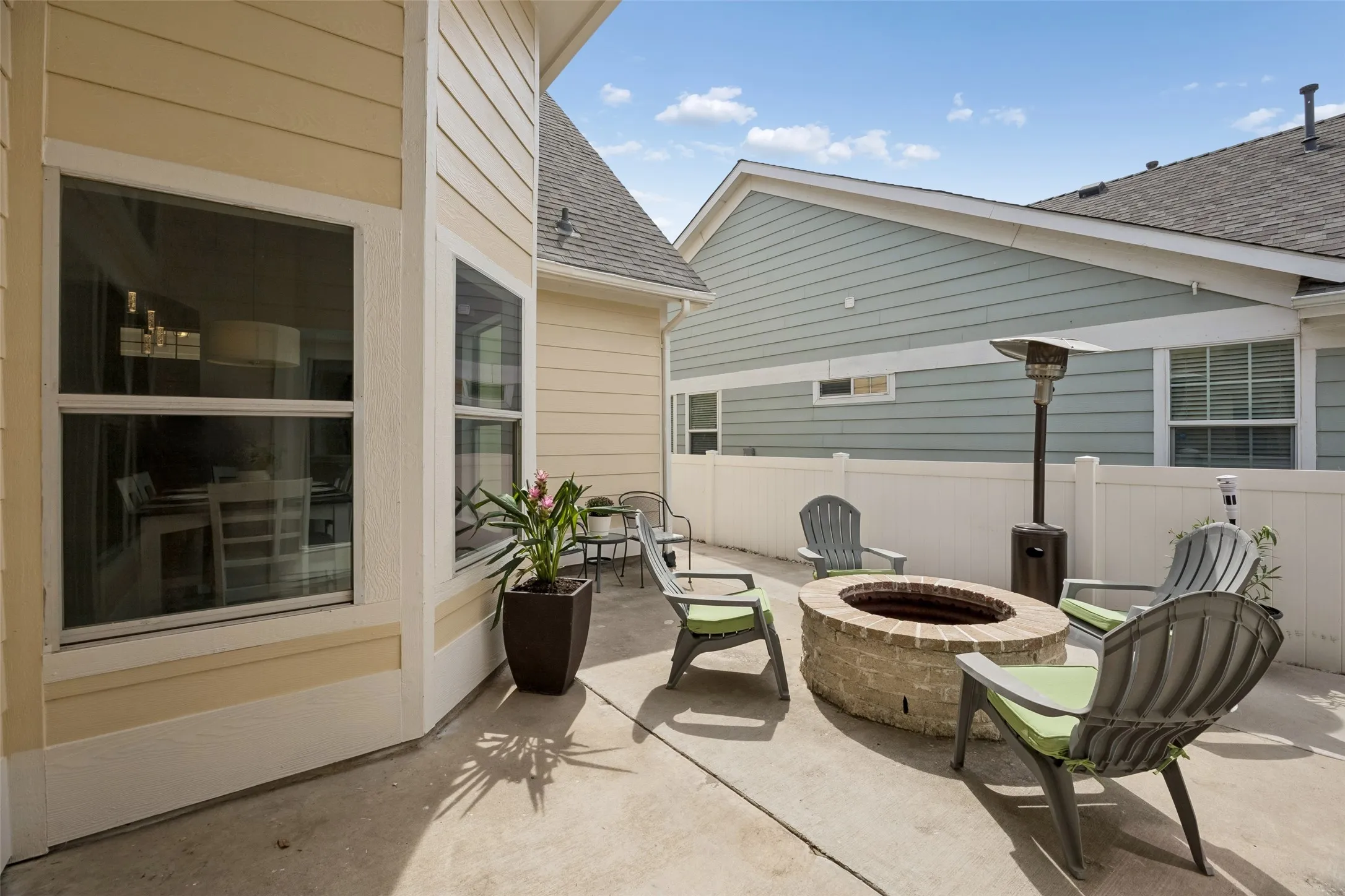 Single Family Residence For Sale in Denton County , 1117 King George Lane, Savannah, Texas 76227, 3 Bedroom, 3 Bathroom, 2 Garage spaces, 1,509 Sqft, built in 2006, mls#21384920, Real Estate Agent in Savannah, Homes For Sale in Denton county, Homes For Sale in Savannah, Realtor in Savannah Texas, Real Estate Brokerage Independent Realty Texas, Luminita Cordes Realtor