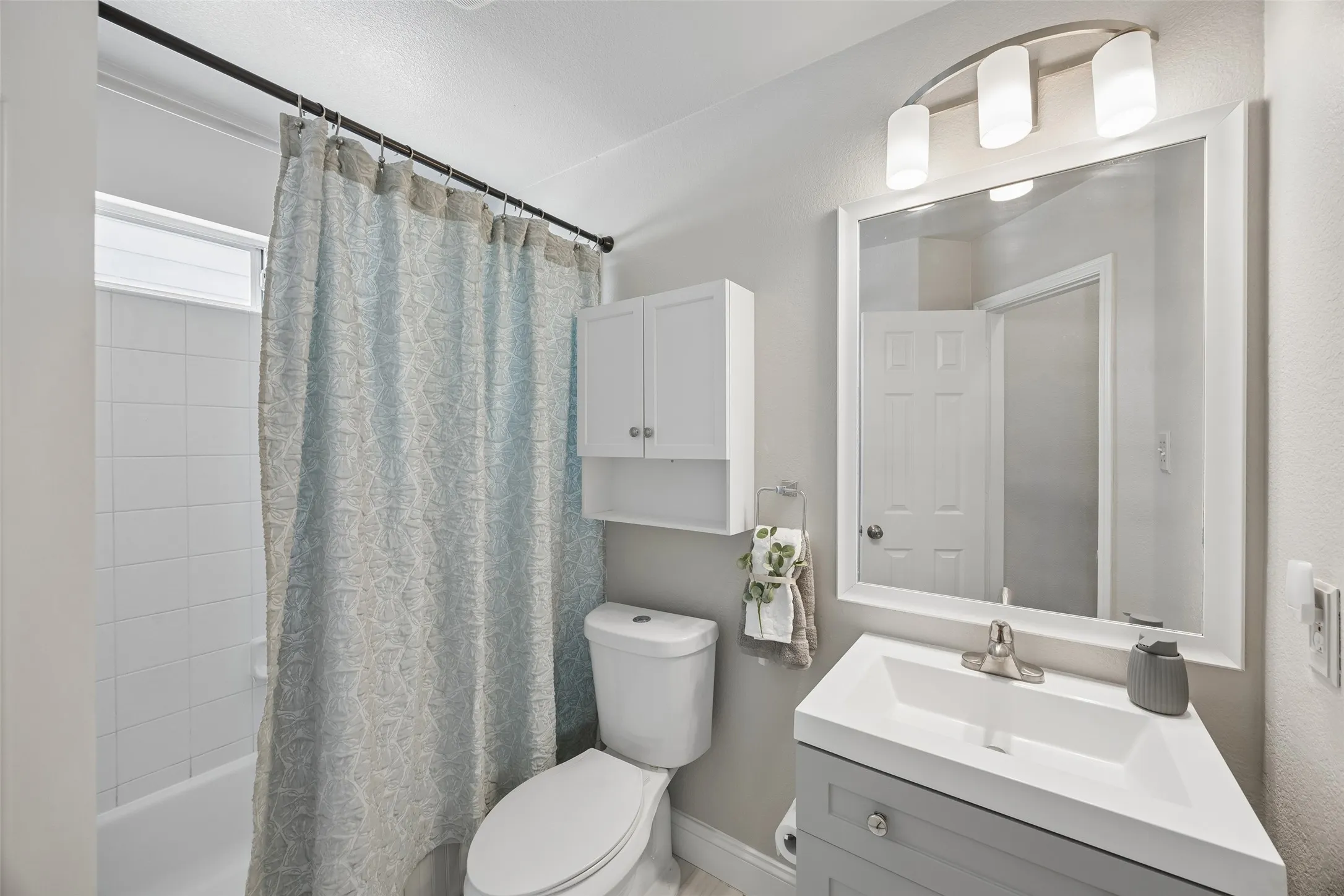 Single Family Residence For Sale in Denton County , 1117 King George Lane, Savannah, Texas 76227, 3 Bedroom, 3 Bathroom, 2 Garage spaces, 1,509 Sqft, built in 2006, mls#21384920, Real Estate Agent in Savannah, Homes For Sale in Denton county, Homes For Sale in Savannah, Realtor in Savannah Texas, Real Estate Brokerage Independent Realty Texas, Luminita Cordes Realtor