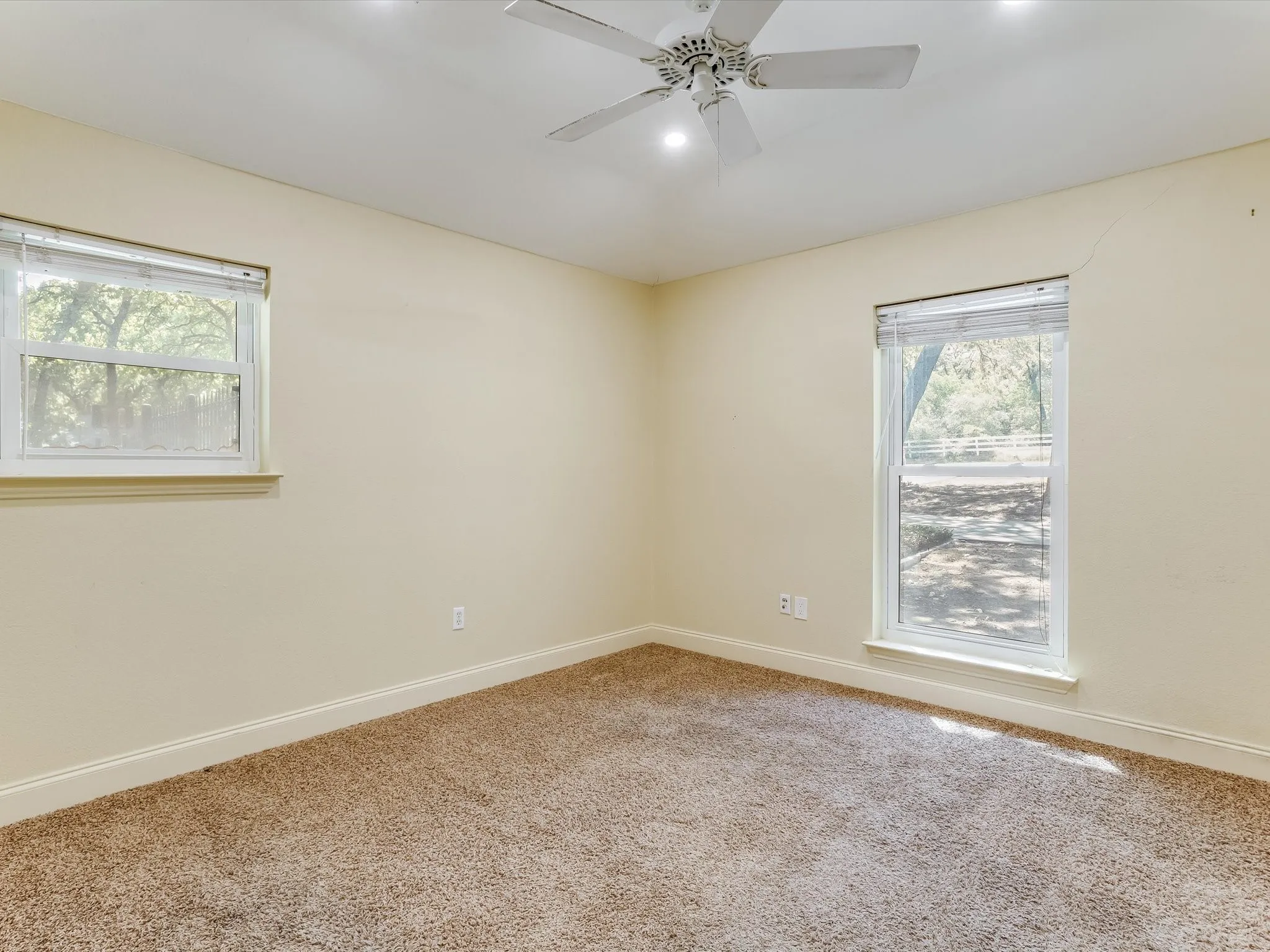 Guest room 1. Ceiling fan with integrated lighting