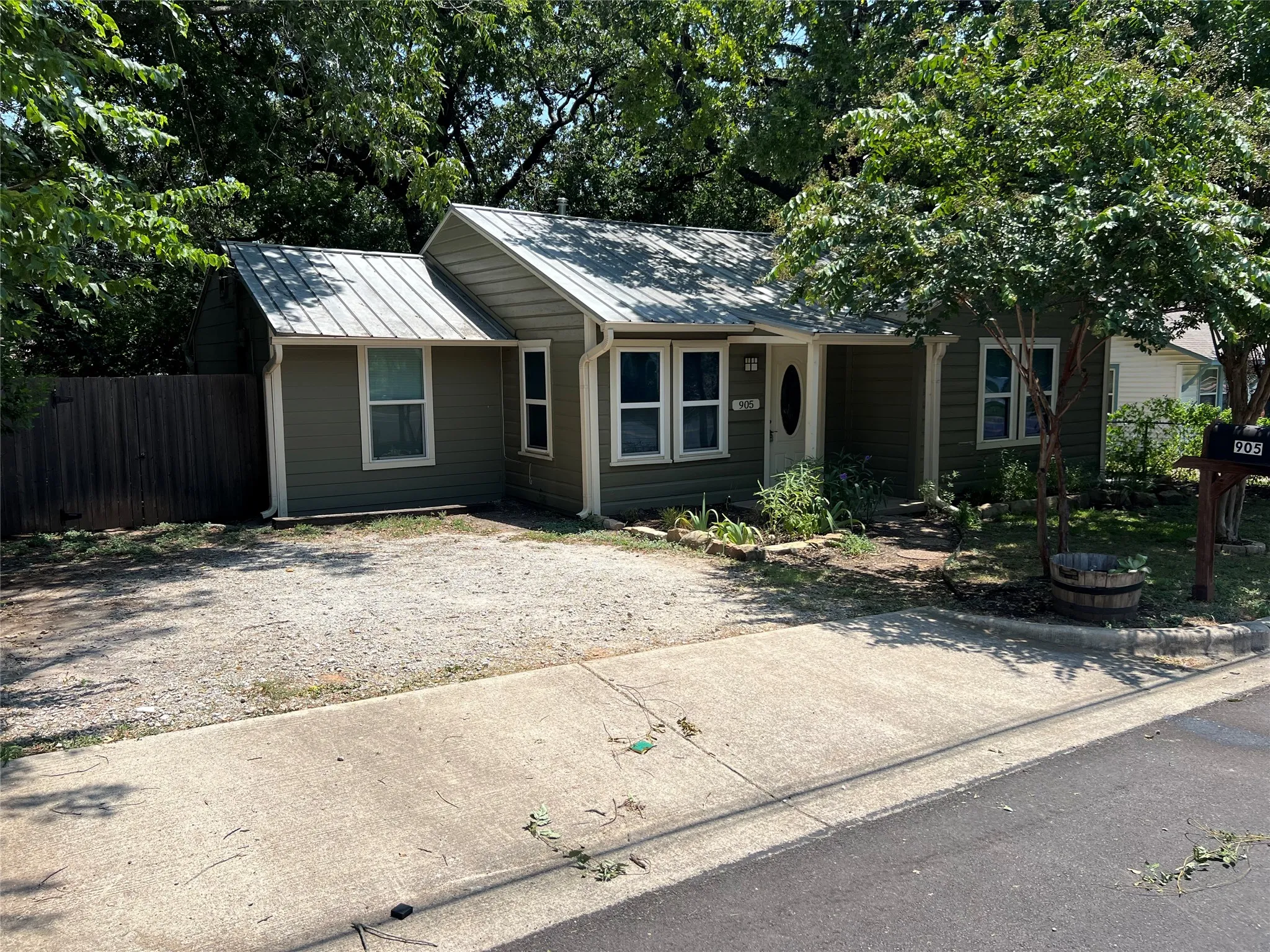 Single Family Residence For Rent in Parker County , 905 S Alamo Street, Weatherford, Texas 76086, 3 Bedroom, 1 Bathroom, Garage spaces, 964 Sqft, built in 0, mls#21384942, Real Estate Agent in Weatherford, Homes For Rent in Parker county, Homes For Rent in Weatherford, Realtor in Weatherford Texas, Real Estate Brokerage Independent Realty Texas, Luminita Cordes Realtor
