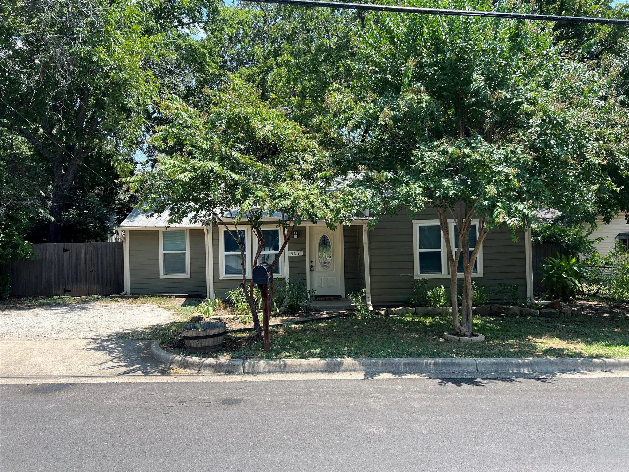 Single Family Residence For Rent in Parker County , 905 S Alamo Street, Weatherford, Texas 76086, 3 Bedroom, 1 Bathroom, Garage spaces, 964 Sqft, built in 0, mls#21384942, Real Estate Agent in Weatherford, Homes For Rent in Parker county, Homes For Rent in Weatherford, Realtor in Weatherford Texas, Real Estate Brokerage Independent Realty Texas, Luminita Cordes Realtor